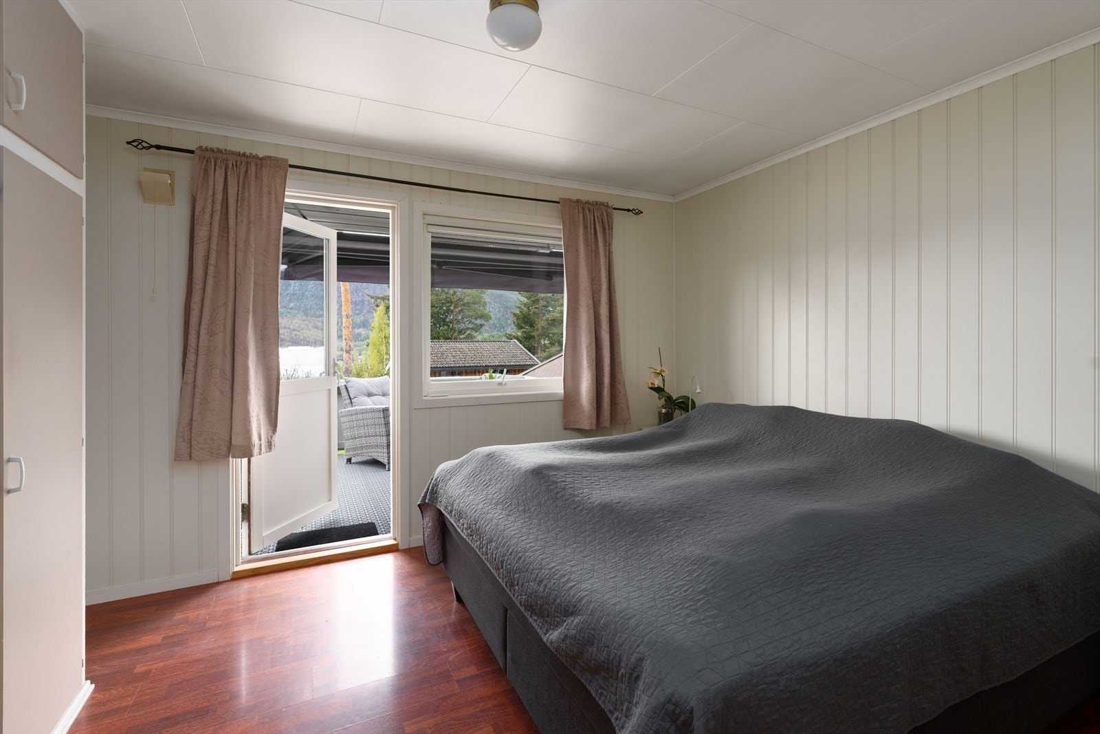 Hovedsoverommet er romslig med god plass til stor dobbeltseng. Plassbygd garderobe og utgang til en terrasse mot sør-vest. Galleribilde