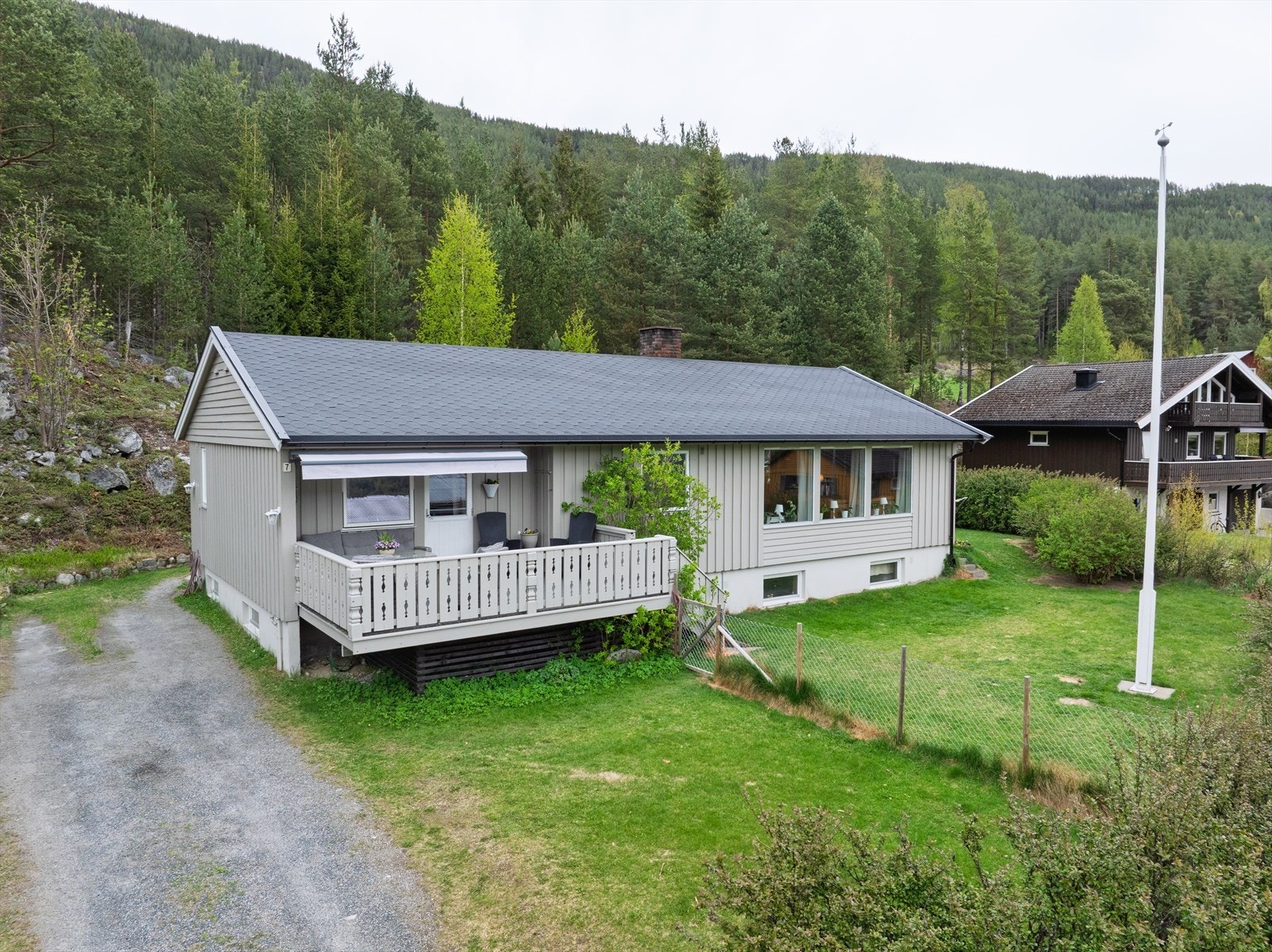 Tomten er pent opparbeidet og grenser til skogen på overside. Galleribilde