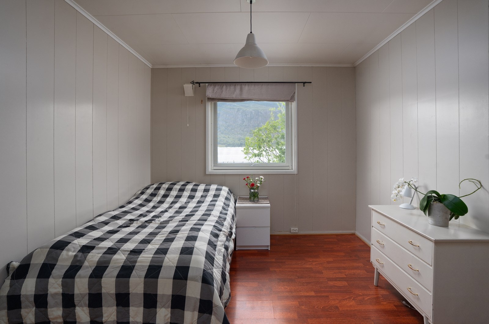 Soverom med plass til blant annet garderobeskap. Galleribilde