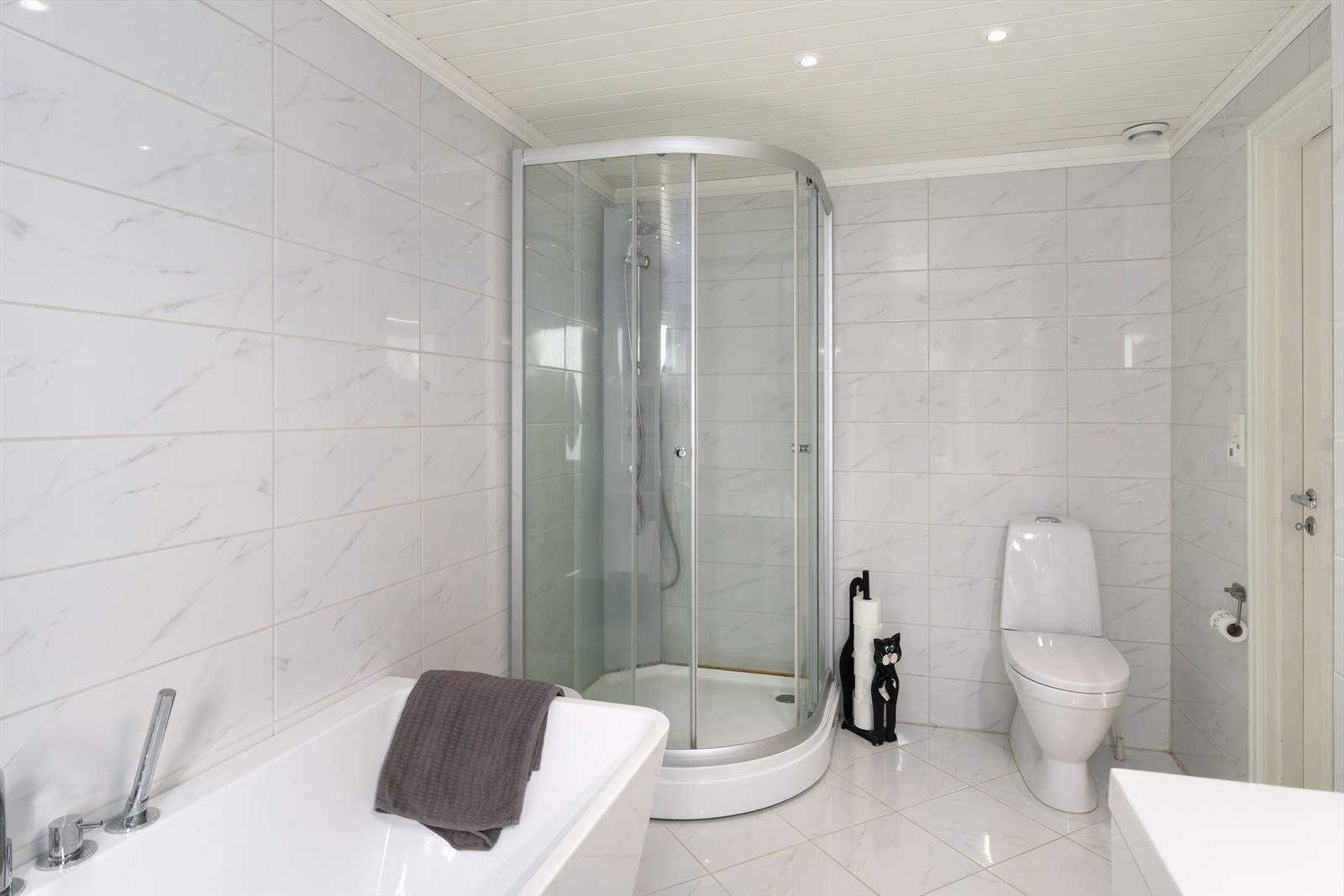 Badet har både badekar og dusjkabinett. Galleribilde