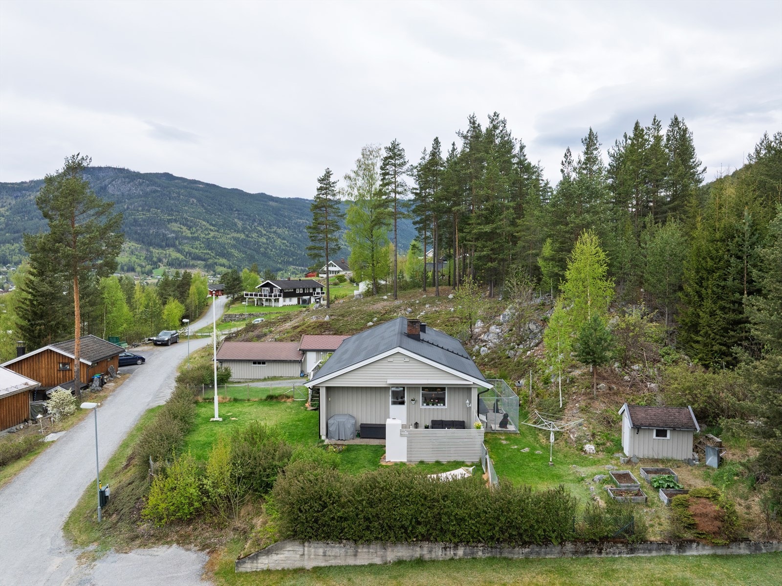Boligen har enkel adkomst fra offentlig vei og uten gjennomtrafikk. Galleribilde