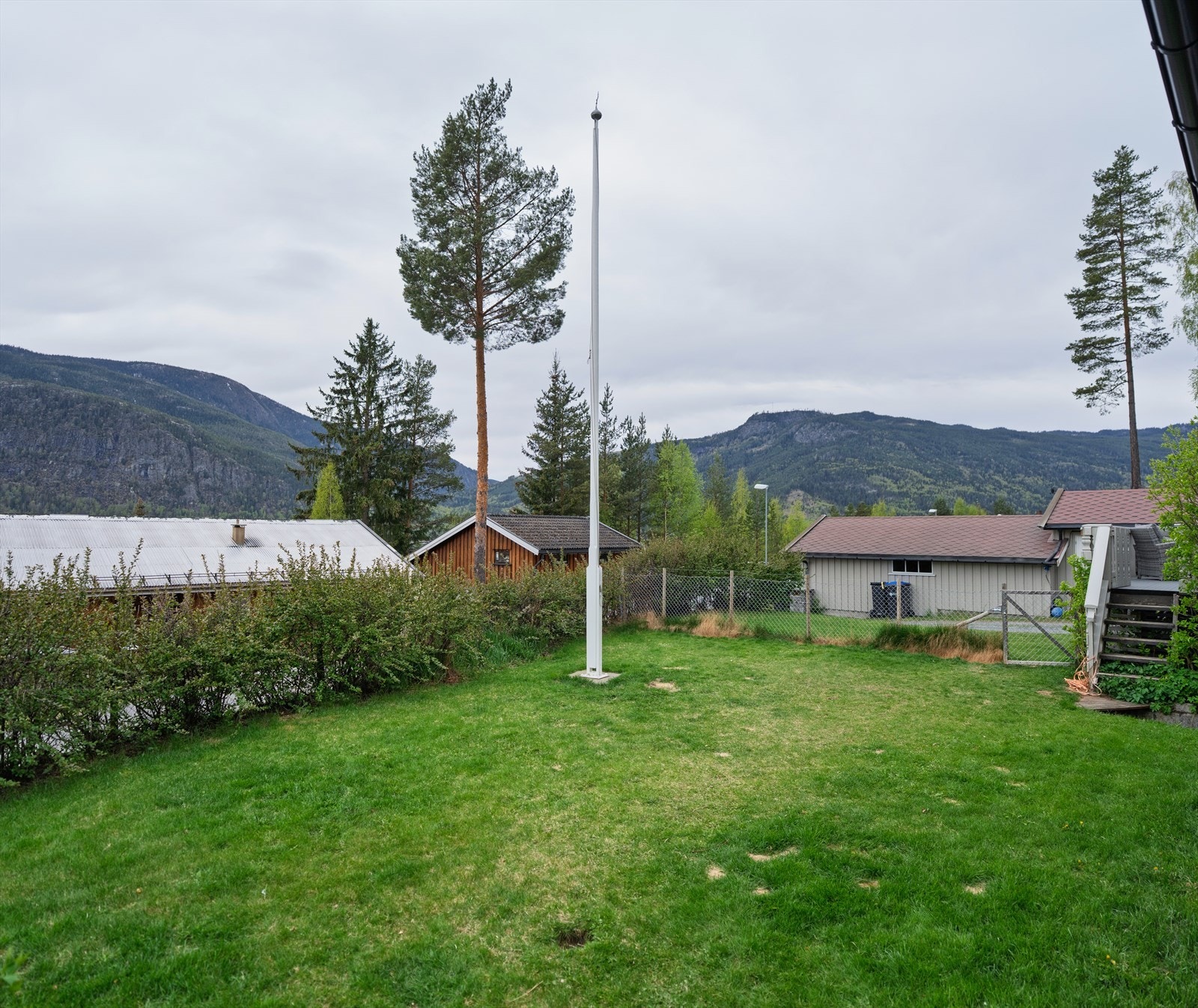 Boligen er et hus oppført i 1976 med stor terrasse og med fin utsikt. Galleribilde