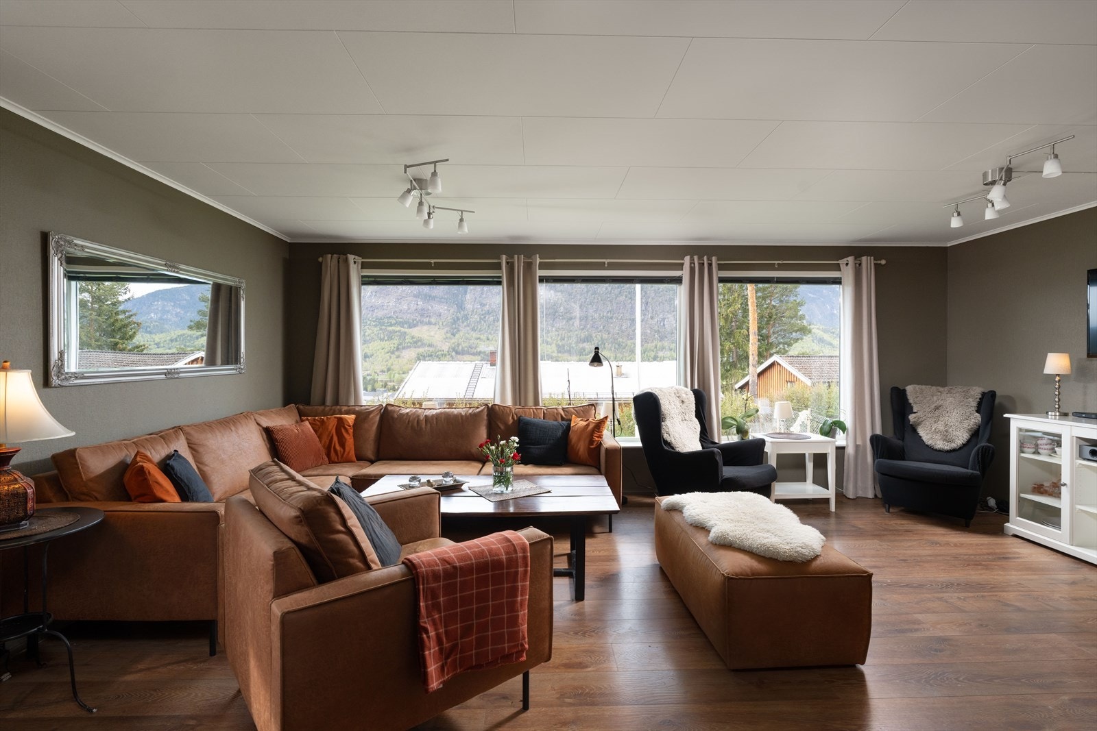 Store vinduer som slipper inn mue lys og utsikt, dør ut til en hyggelig terrassen mot sør-øst. Galleribilde