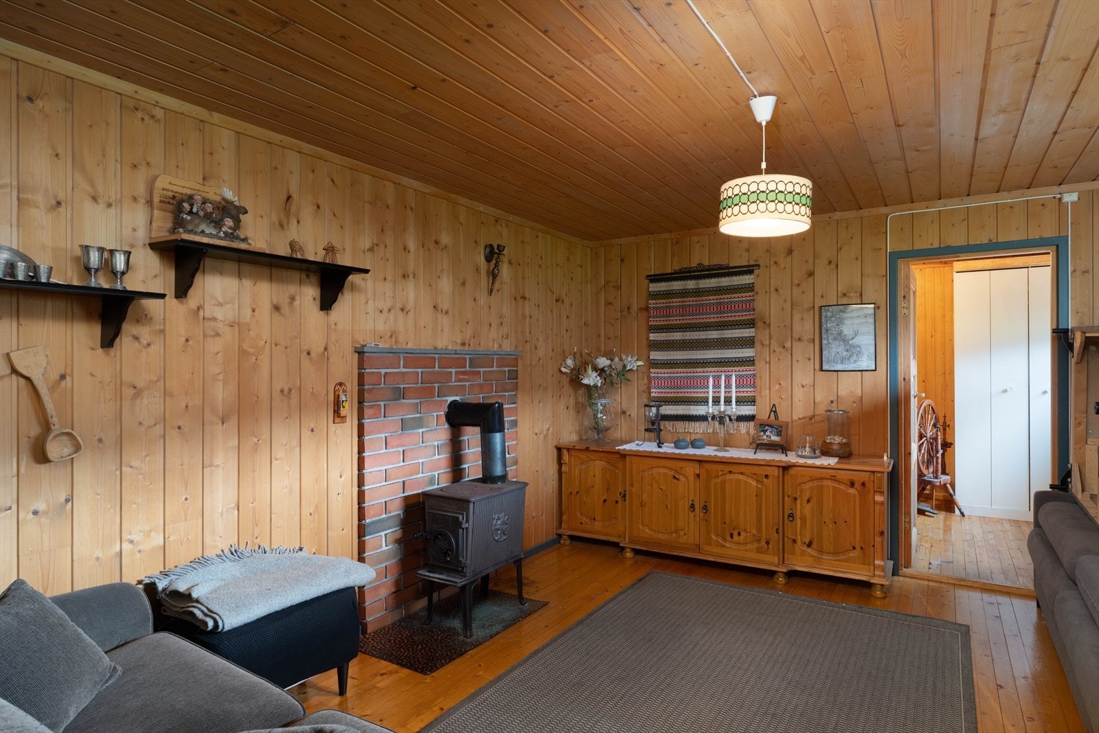 Trivelig kjellerstue med vedovn. Galleribilde