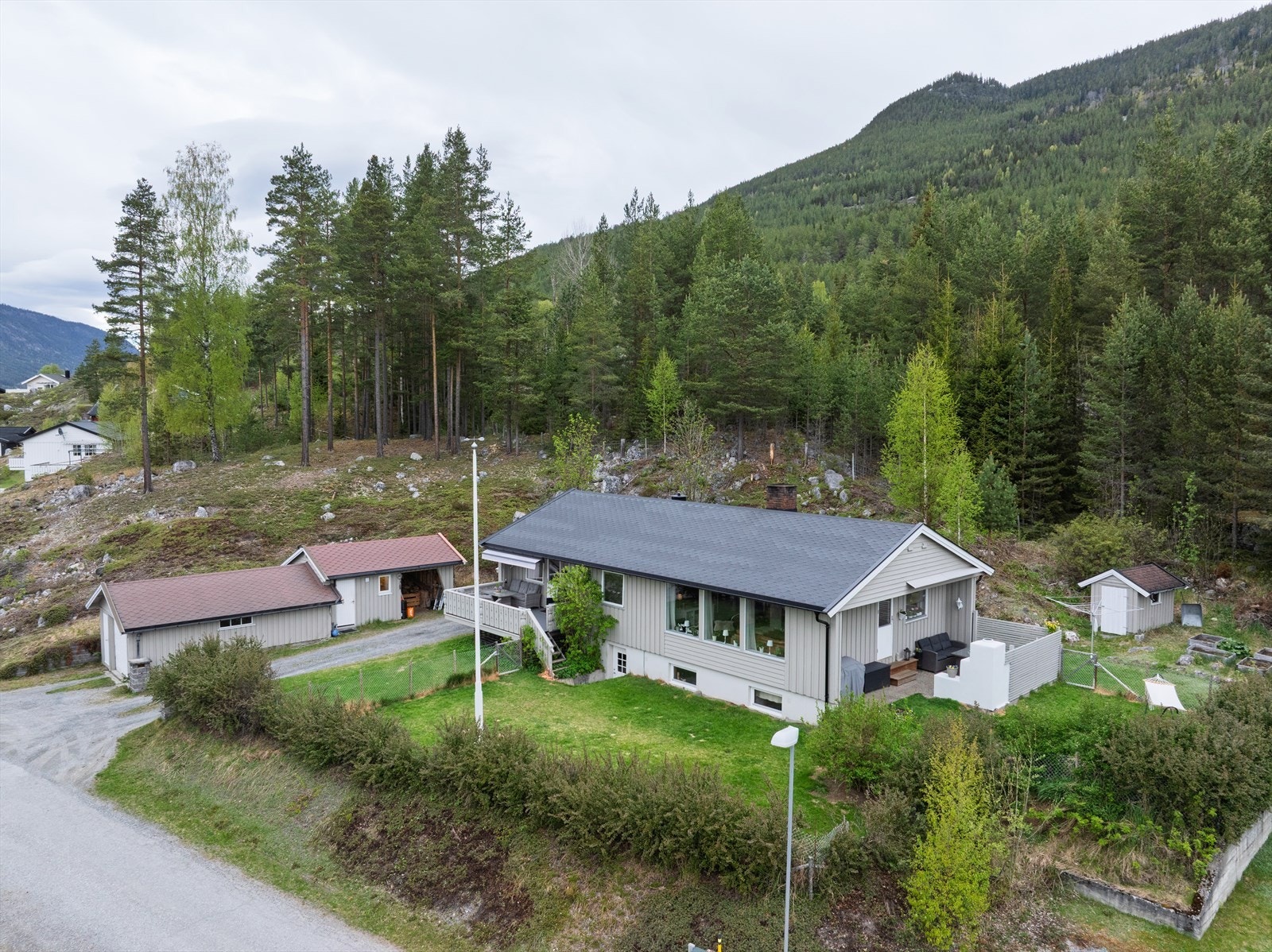 Boligen ligger fint og solrikt til øverst i Dalenfeltet på Nesbyens solside. Galleribilde