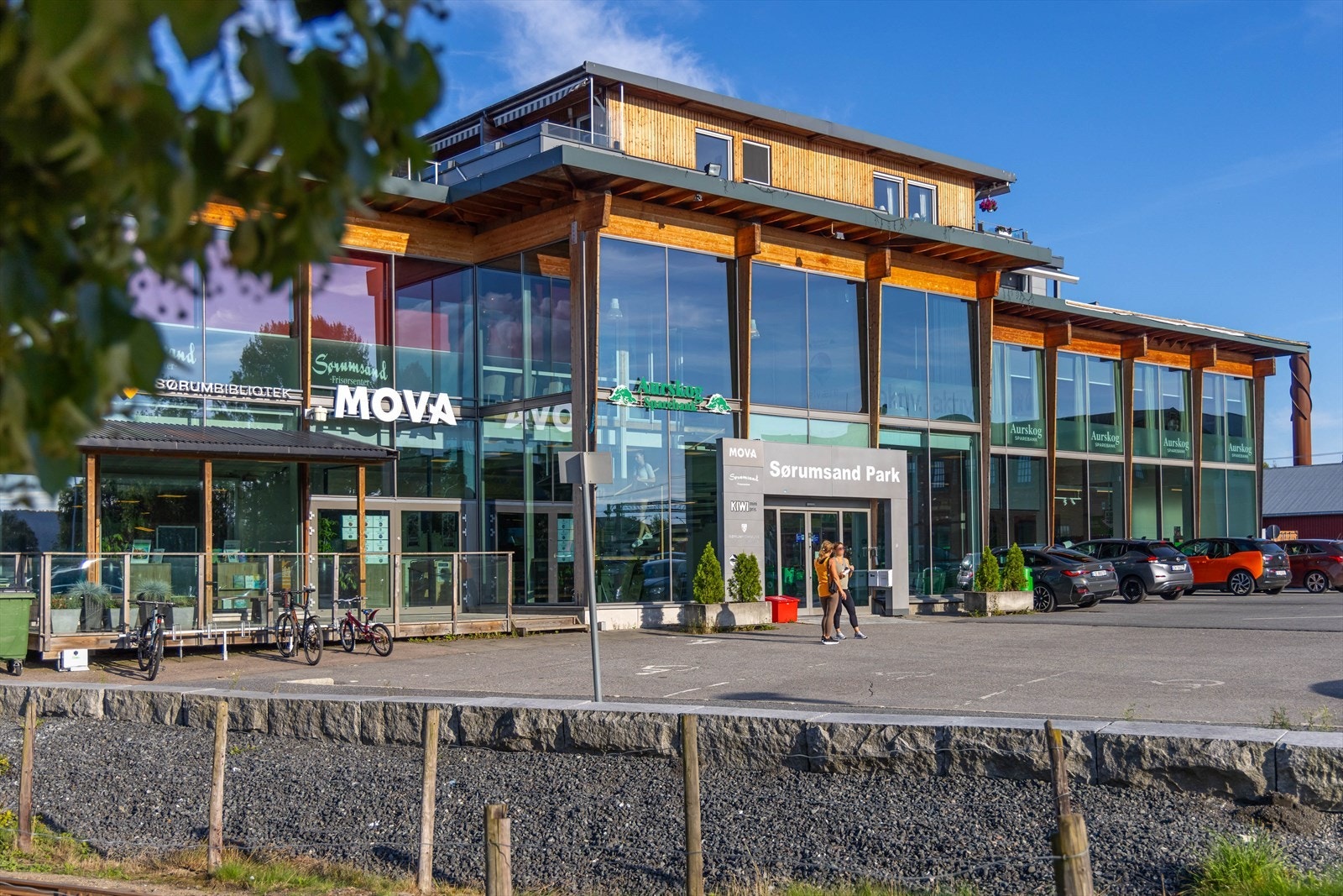 Sørumsand Park - Her er det både treningssenter, bank og bibliotek mm Galleribilde