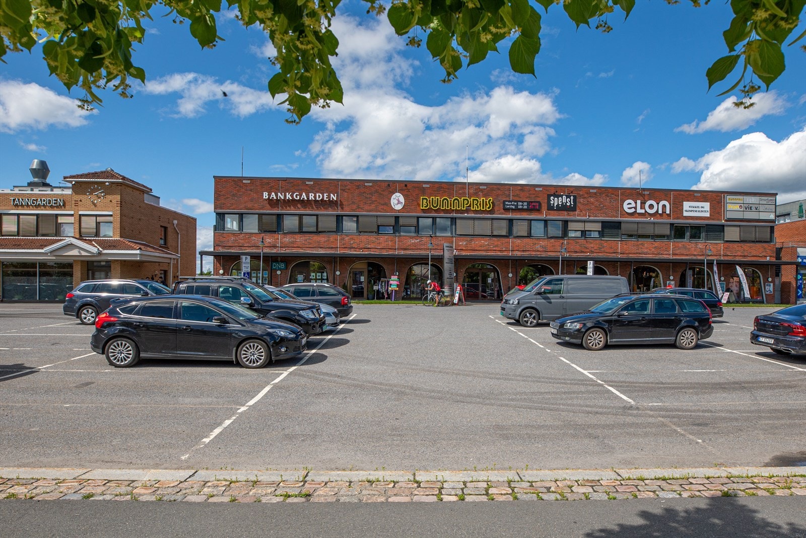 Sørumsand Bankgården - Her finner du legekontor, normal, frisør, tannlege mm. Galleribilde