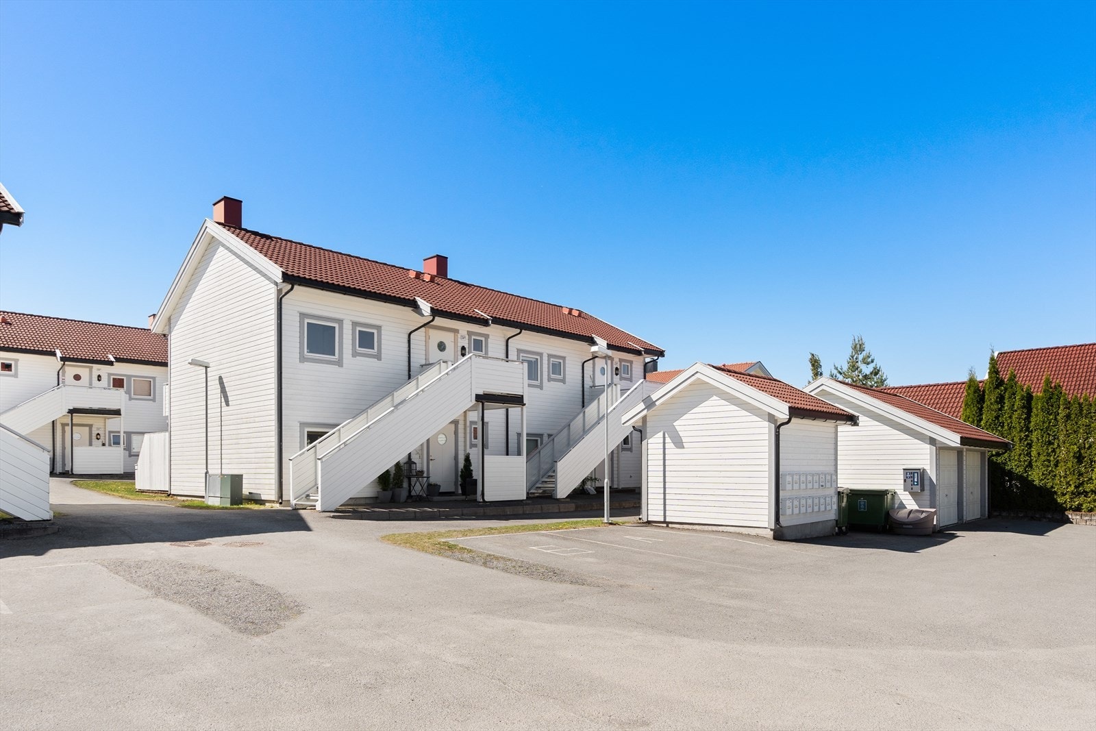 Boligen har en hyggelig fasade og rett utenfor finner du parkeringsplassen som medfølger. Galleribilde