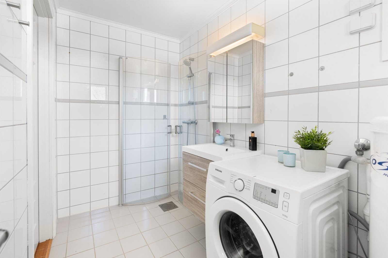 Det er opplegg for vaskemaskin og bereder er plassert på badet. Galleribilde