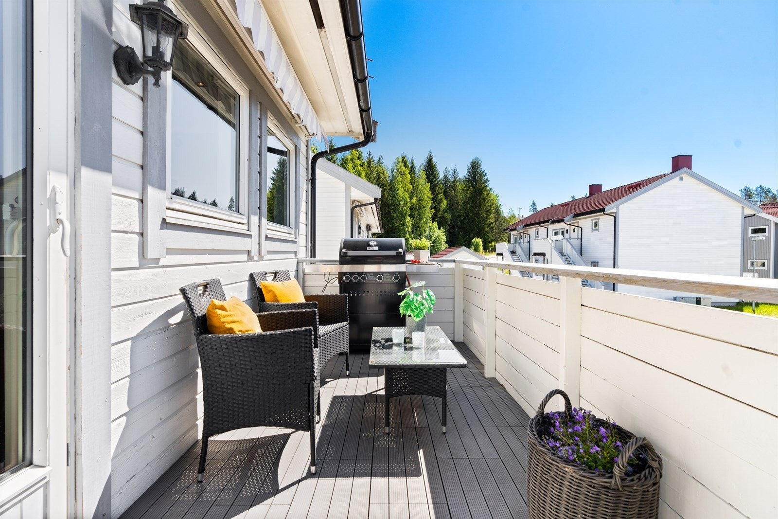 Leiligheten har en solrik balkong med plass til utemøbler og grill. Galleribilde
