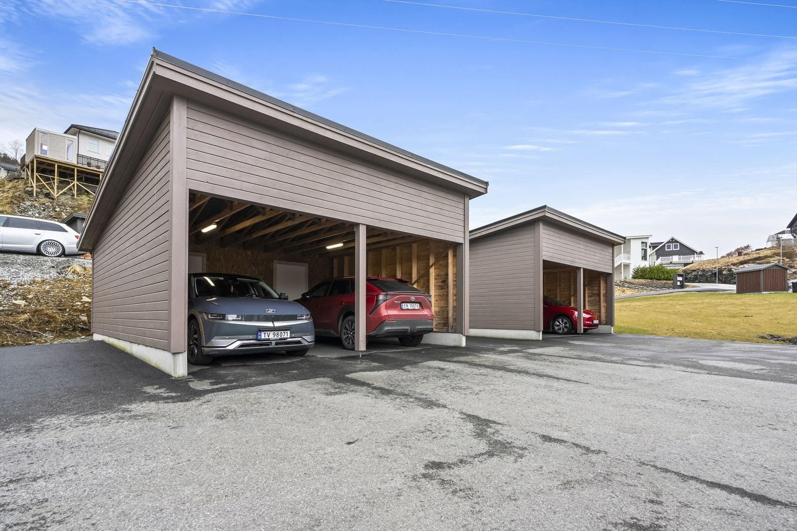 - Fast parkeringsplass i carport med elbil-lader rett utenfor bygget. Her er det også sportsbod på 6m² i bakkant - Galleribilde
