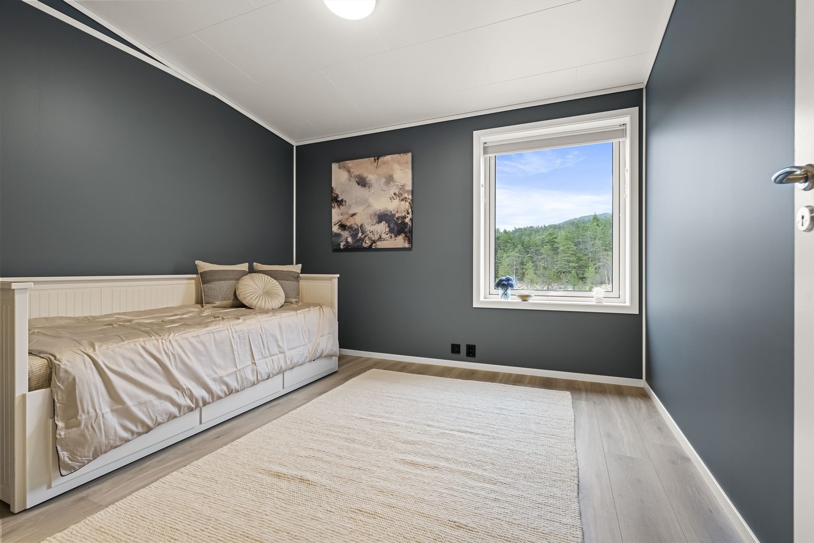 - Soverom 2 har også en god størrelse med plass til dobbeltseng og garderobe - Galleribilde