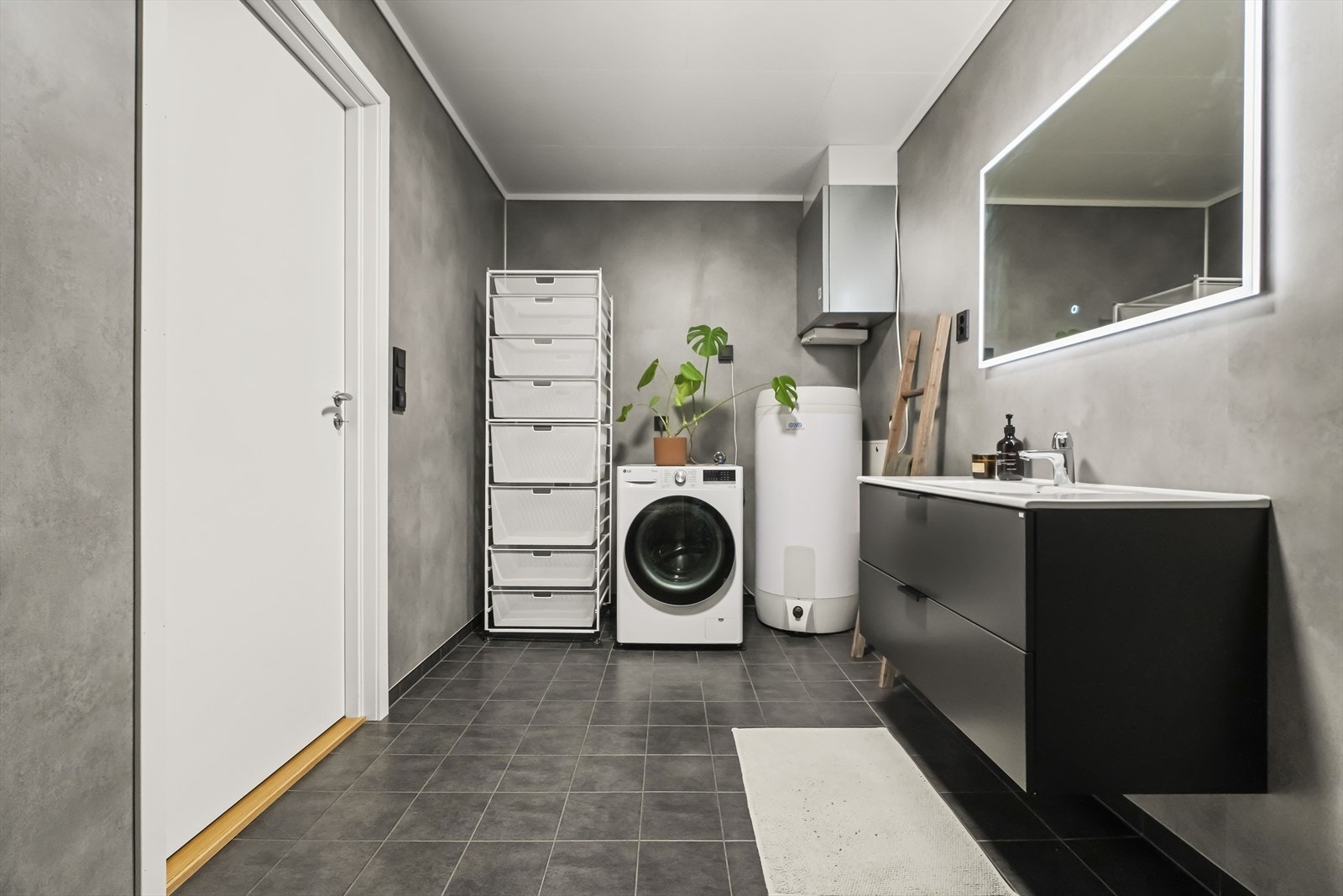 - Badet er utstyrt med heldekket servant, speil med integrert lys, toalett og dusj. Det er også opplegg for vaskemaskin - Galleribilde