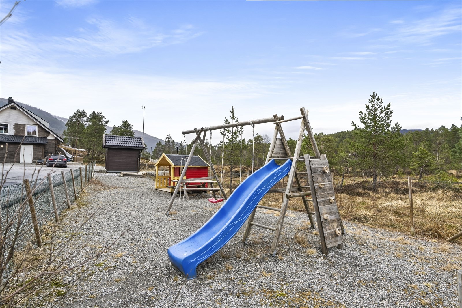 - Opparbeidet lekeplass i feltet - Tursti til utsikten eller i marka like ved - Galleribilde