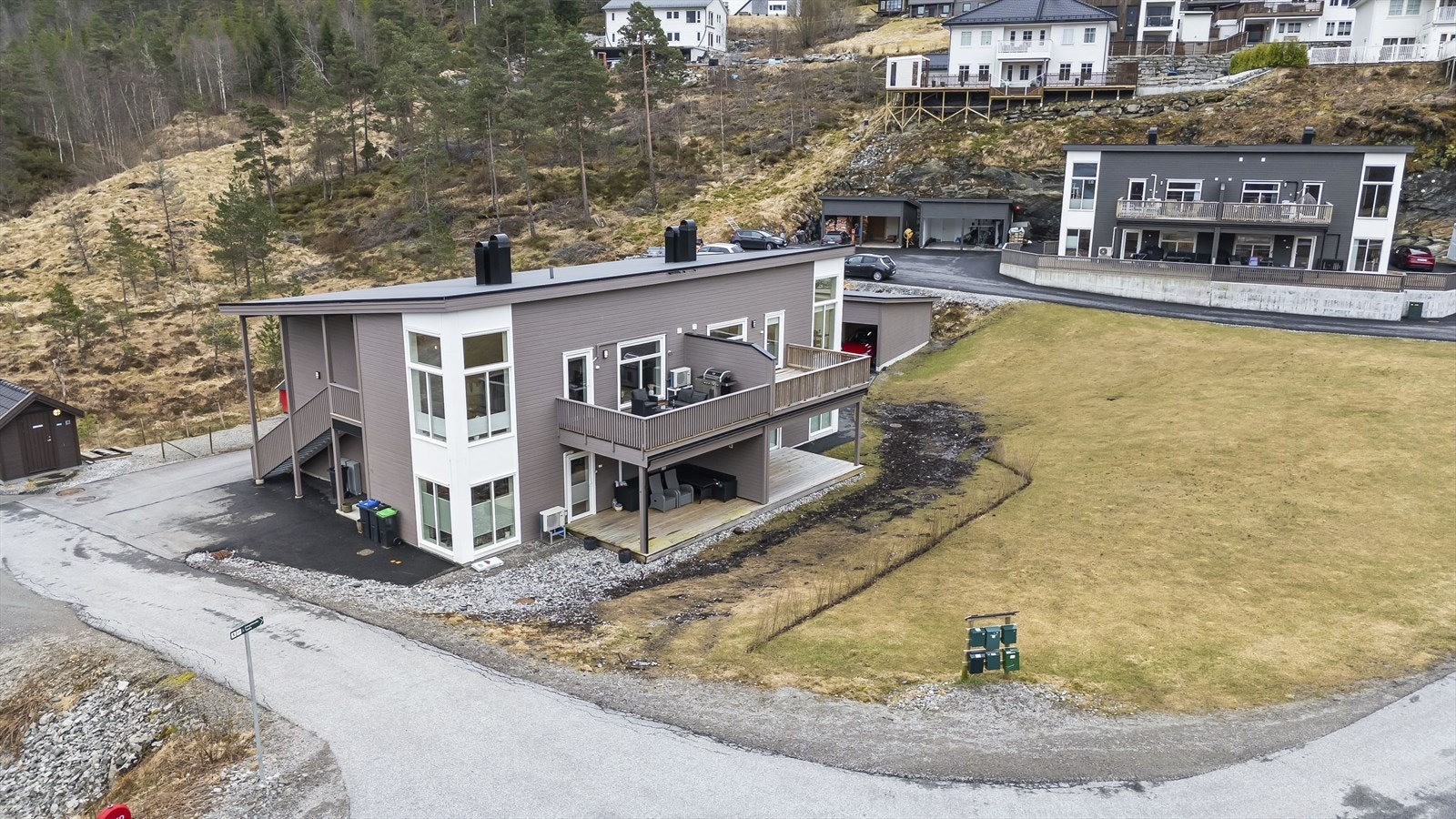 - Boligen ligger i rolig og barnevennlig gate med lite trafikkstøy. Asfaltert tun/innkjørsel - Galleribilde