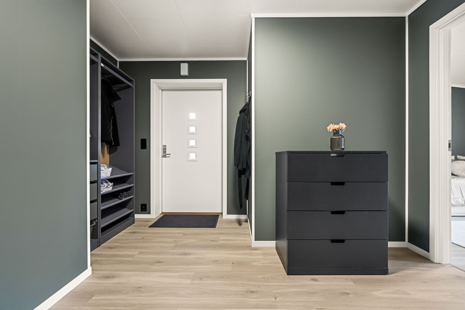 - Entré/gang med garderobe - Galleribilde