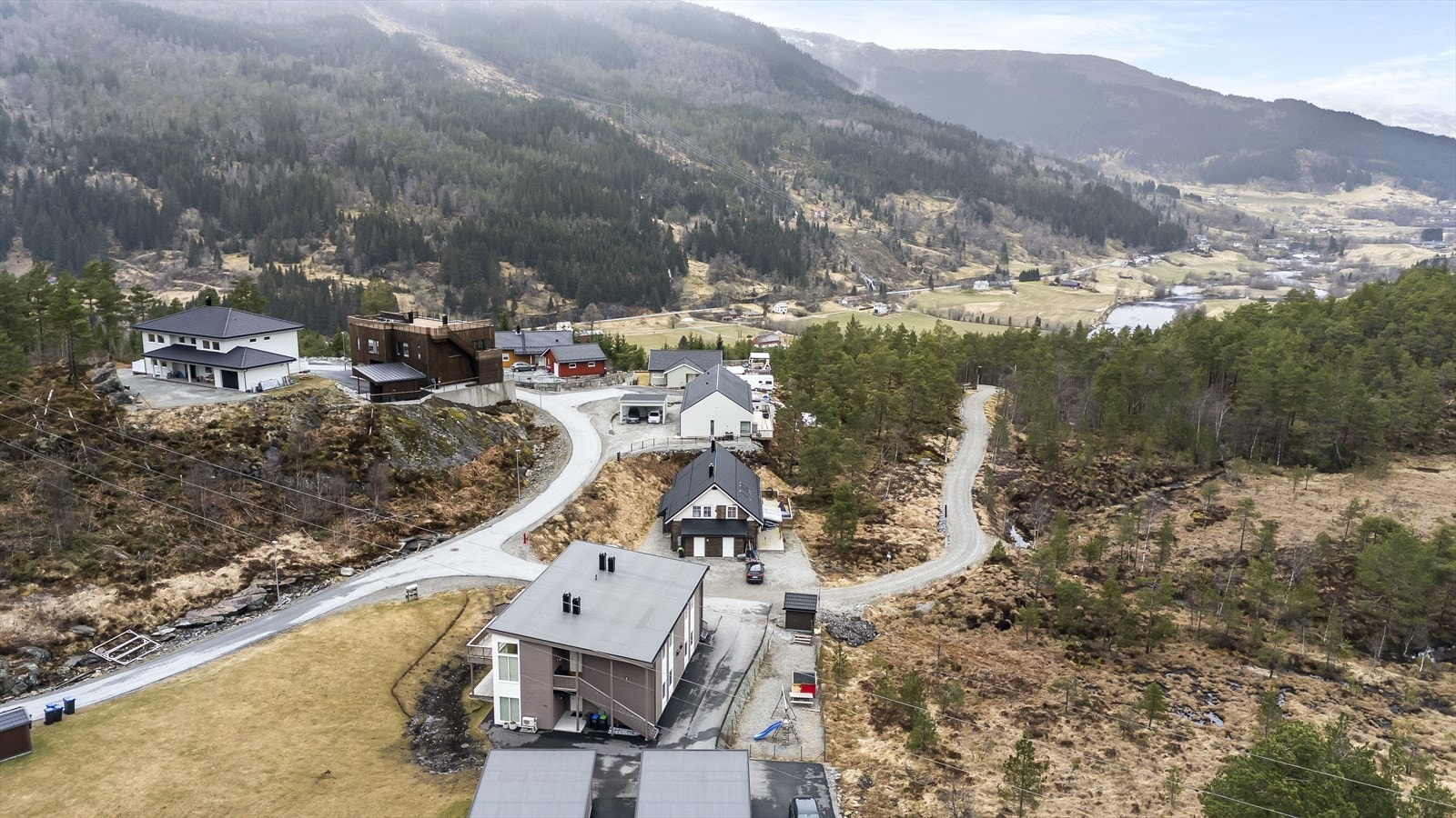 - Det er ca. 5 min til sentrum med barnehager, skole, helsetun, dagligvarebutikk og badestrand - Galleribilde