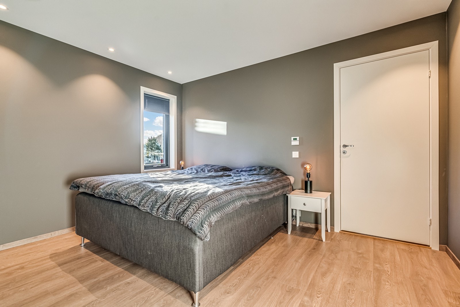 Foreldresoverommet med spotter og moderne farger. Galleribilde