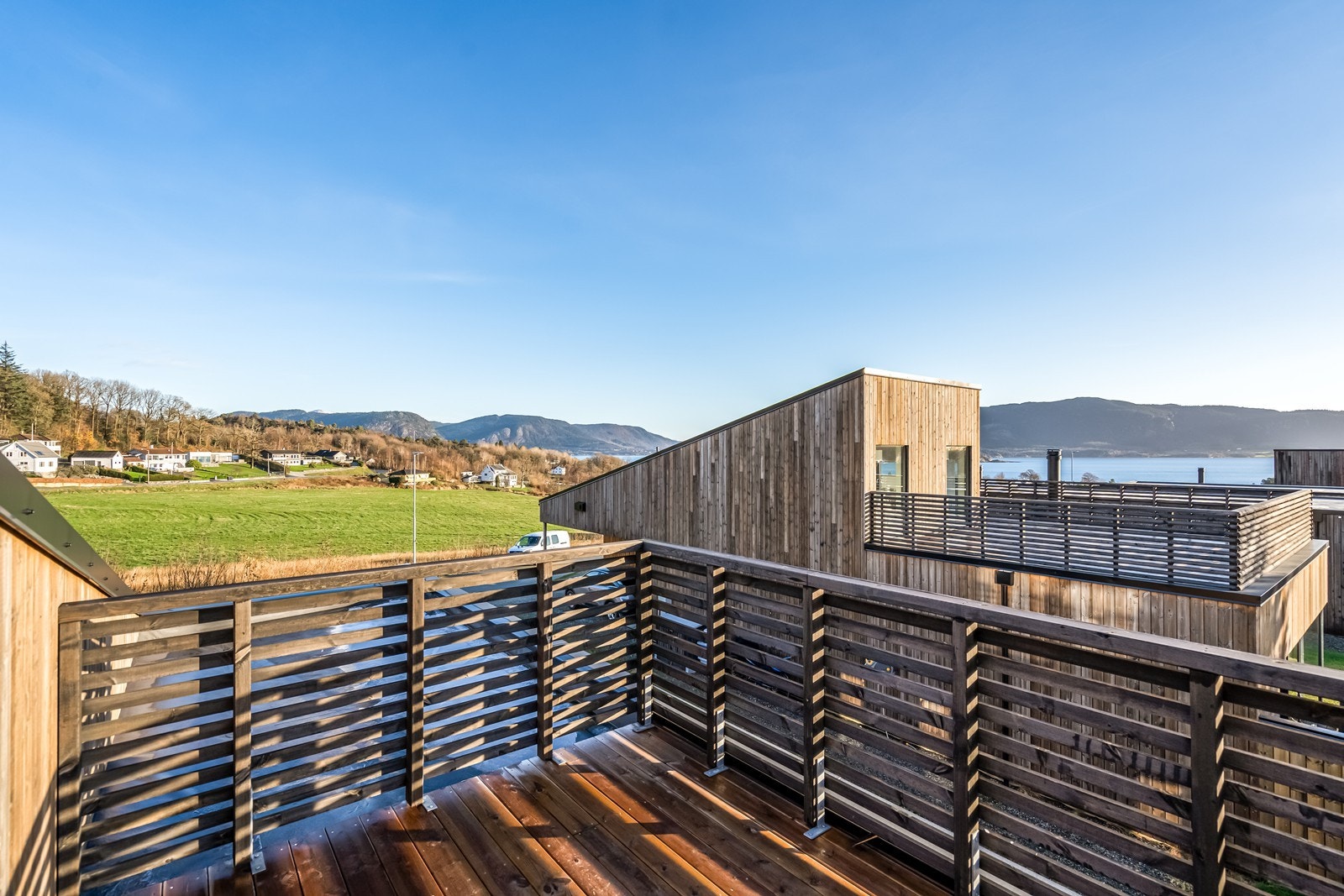Det er flott utsikt over Hervik og Hervikfjorden fra takterrassen. Galleribilde