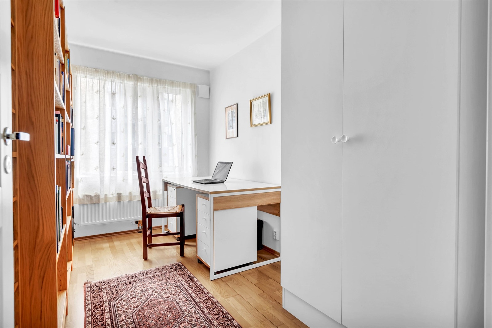 Soverom to er innredet som kontor med bokhyller og skap. Galleribilde