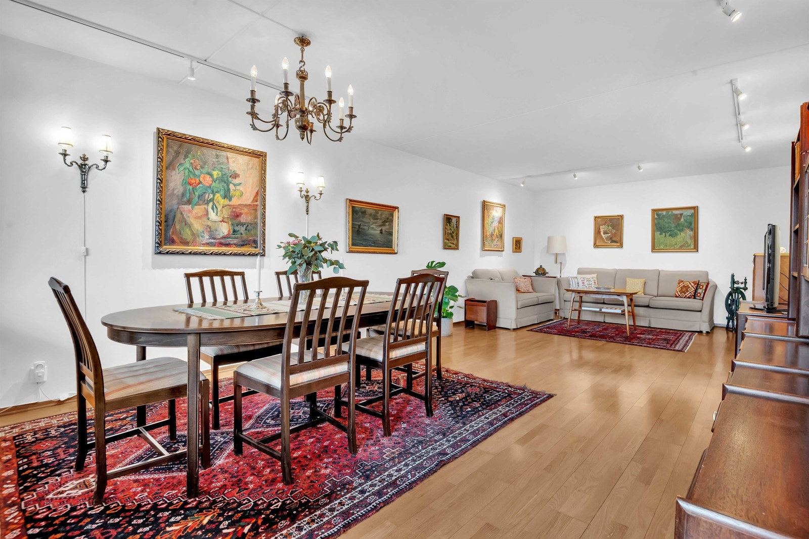 Stuen er innredet med spisebord, sofa, stuebord og diverse TV-møblement. Galleribilde