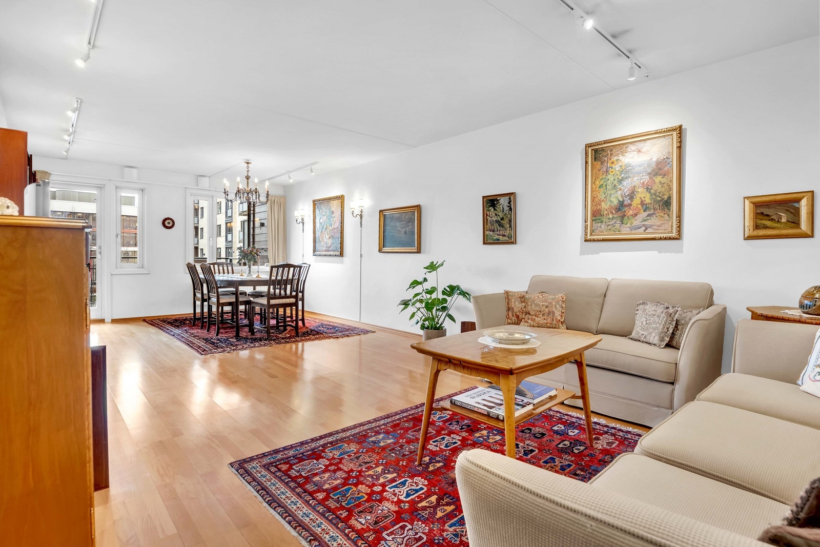 Romslig stue som skaper et hyggelig oppholdsrom. Her er det plass til både sofagruppe og spisestue. Galleribilde