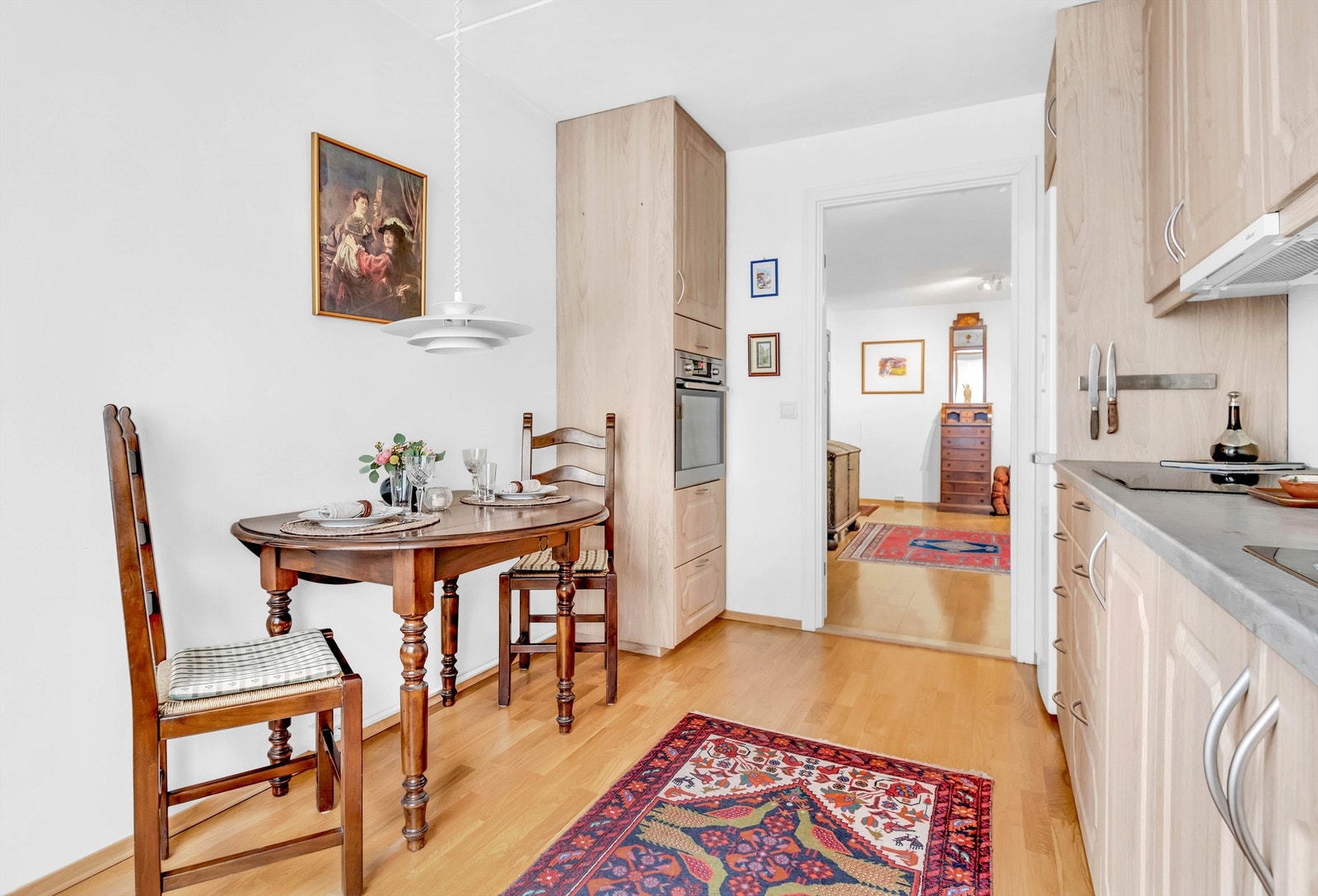 Det er ventilator med utblåsning, kjøl/frys, oppvaskmaskin, komfyr og kokeplate. Galleribilde