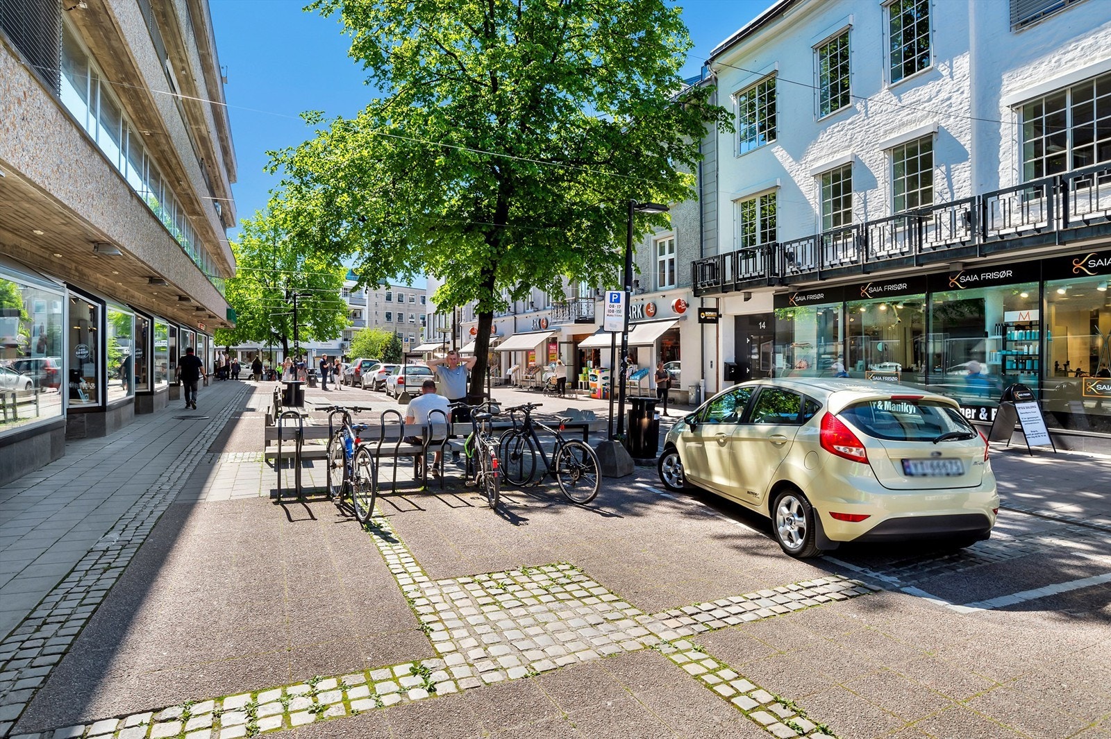 Sandvika sentrum ligger kun en spasertur fra leiligheten. Galleribilde