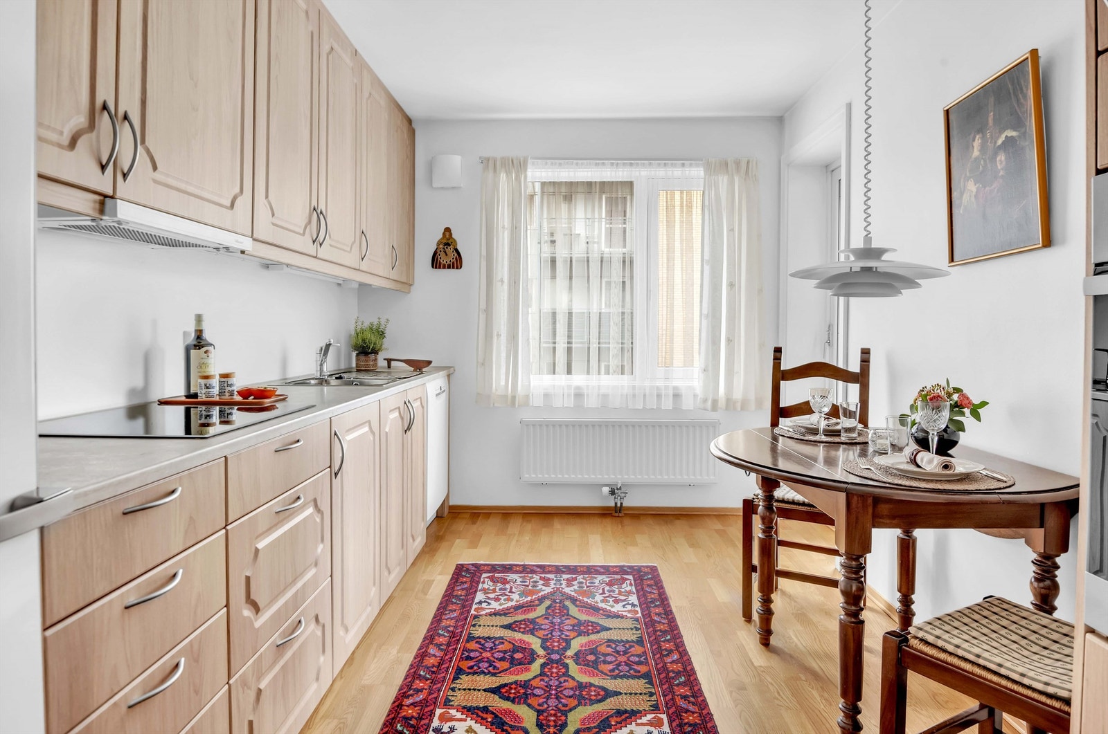 Kjøkkeninnredning med profilerte fronter og laminat benkeplate med sponkjerne. Galleribilde