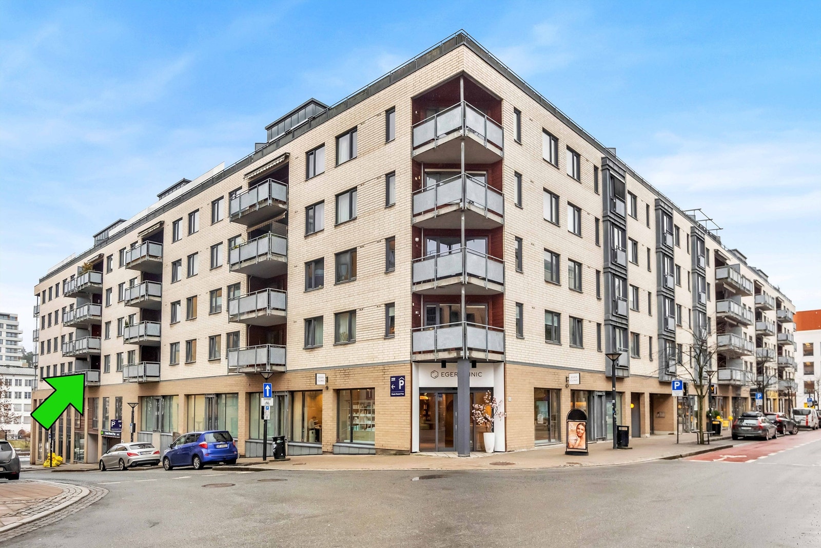 Velkommen til Kinoveien 14, presentert av Eiendomsmegler Marius Stormfelt v/Krogsveen Sandvika! Kun 50 m fra Sandvika Storsenter. Galleribilde
