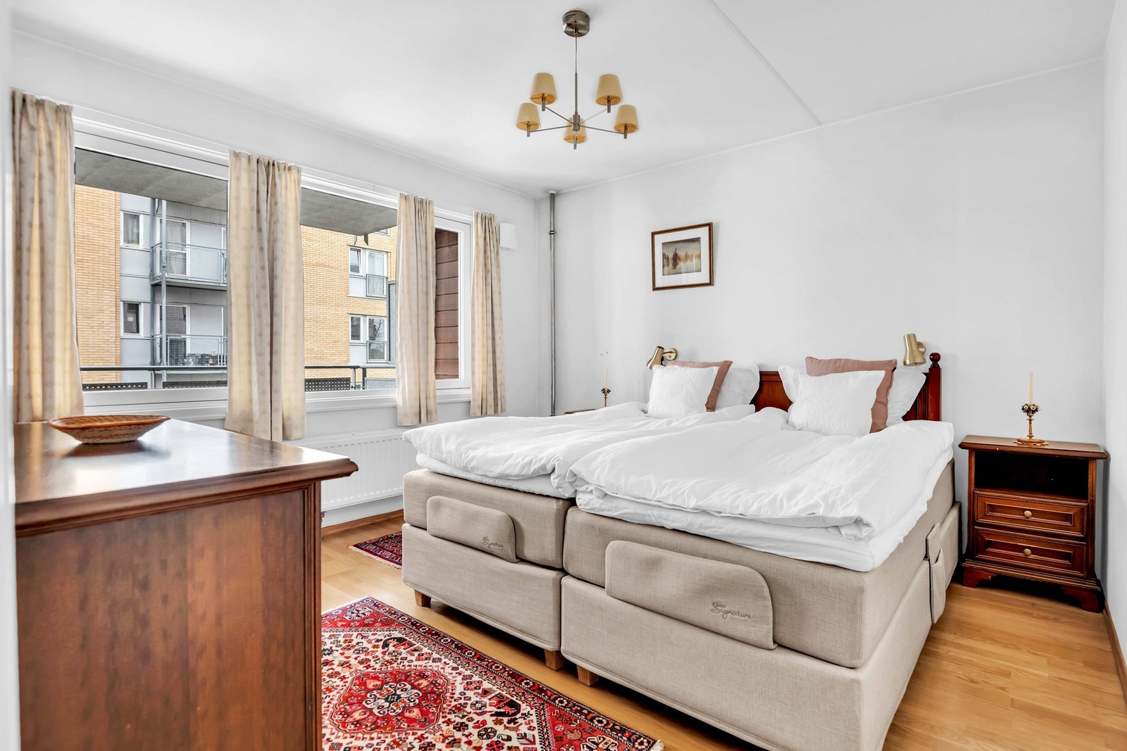 På hovedsoverommet er det plass til garderobeskap, dobbeltseng, nattbord, kommode etc, og har i tillegg utgang til balkong med sol fra tidlig ettermiddag. Galleribilde
