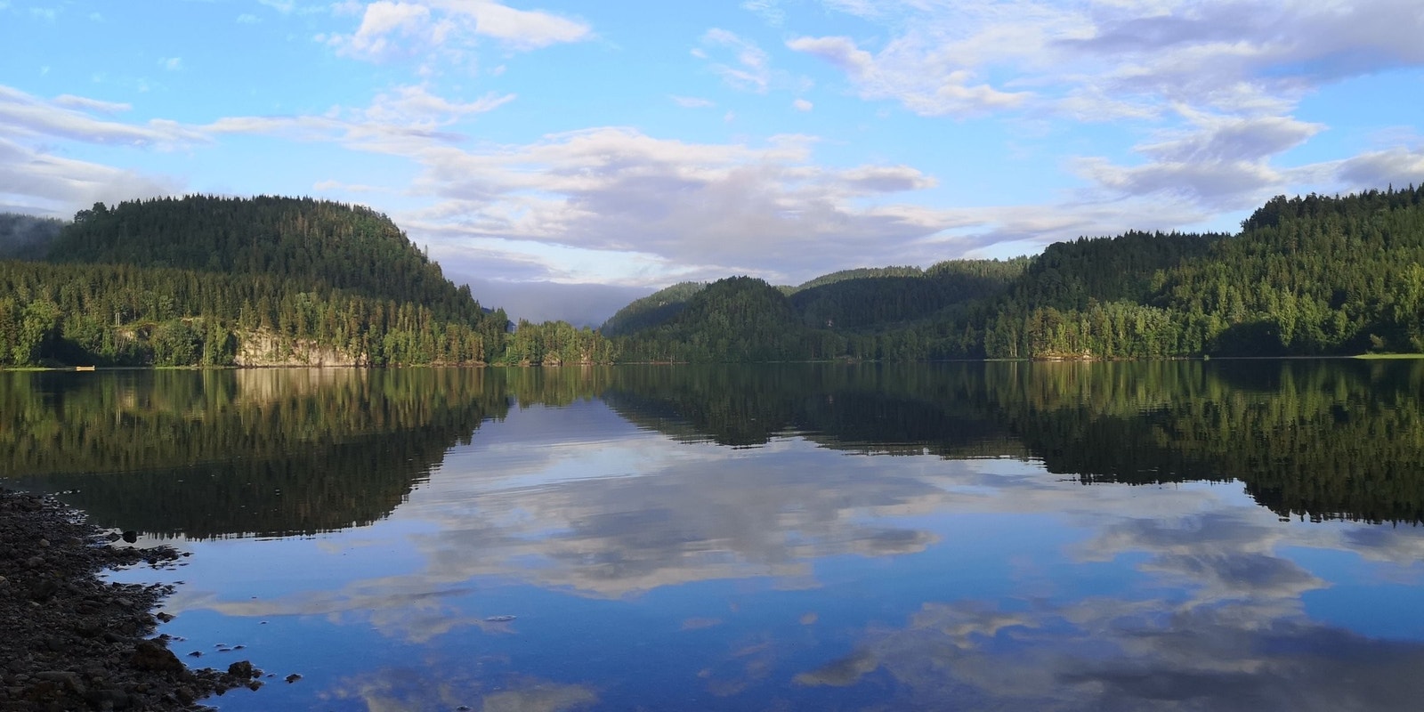 Strand og bademuligheter ved Lakssjø med muligheter til fiske på 5 min avstand fra eneboligen. Galleribilde