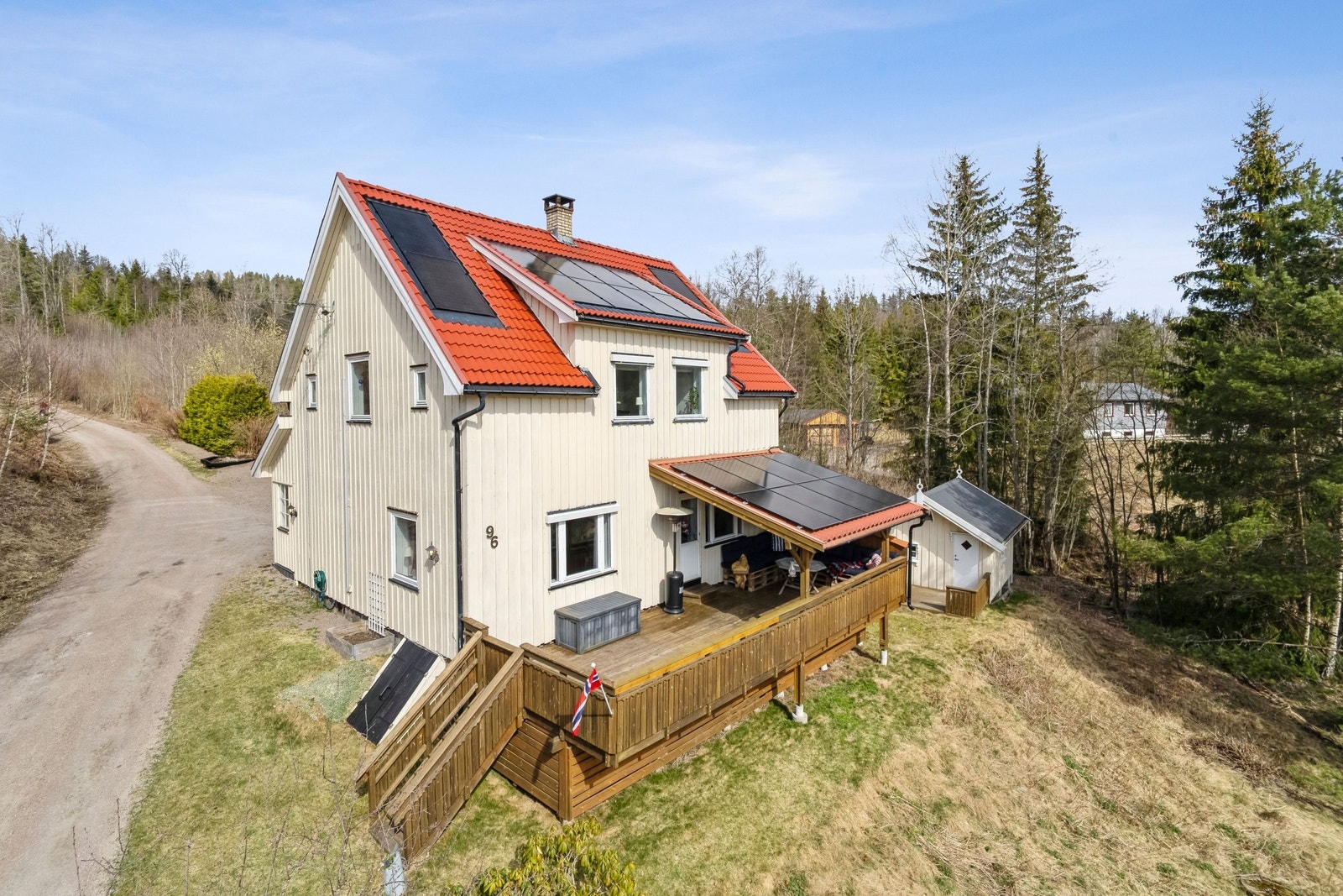 8kwp solcelleanlegg fra 2023 og delvis nytt tak. Galleribilde