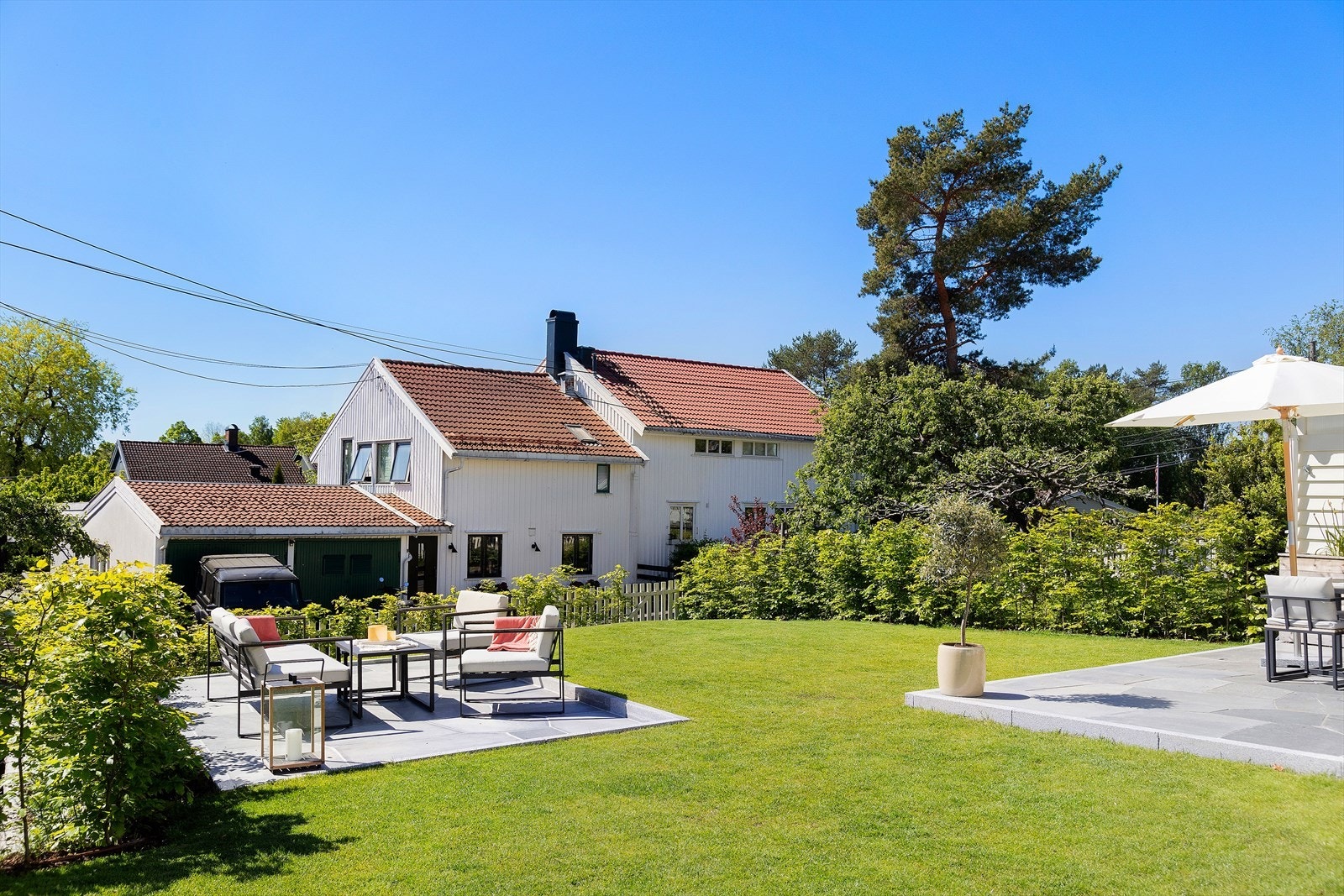 Fra stuen er det utgang til en sørvendt skiferplatting på ca. 24 kvm, samt en ekstra skiferplatting på ca. 15 kvm i hagen - begge med god plass til utemøblement, grill, solstoler og lignende. Galleribilde