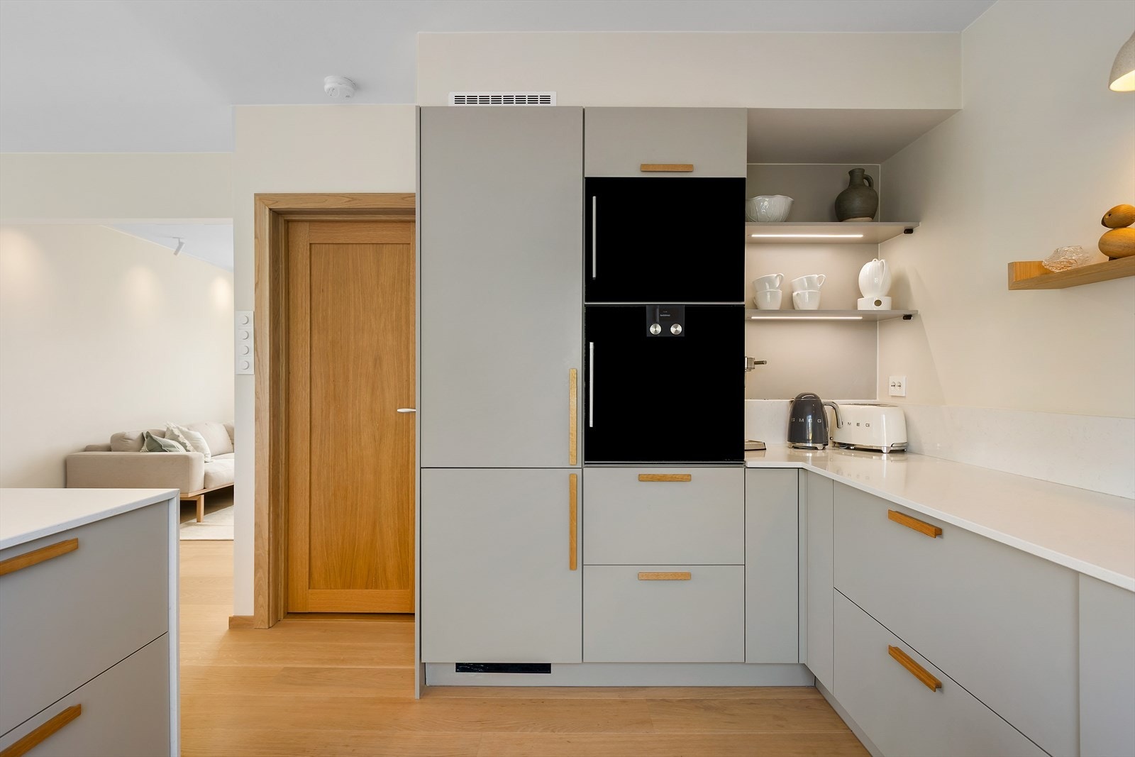 Blandebatteriet fra Tapwell i rustfritt stål har avtakbart munnstykke. Kjøkkenet er utstyrt med integrerte hvitevarer som kjøl/fryseskap, oppvaskmaskin og stekeovn fra eksklusive Gaggenau. Galleribilde