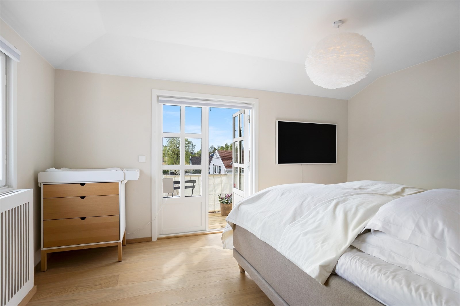 Hovedsoverommet er romslig og har god plass til dobbeltseng, nattbord og garderobeskap. Galleribilde