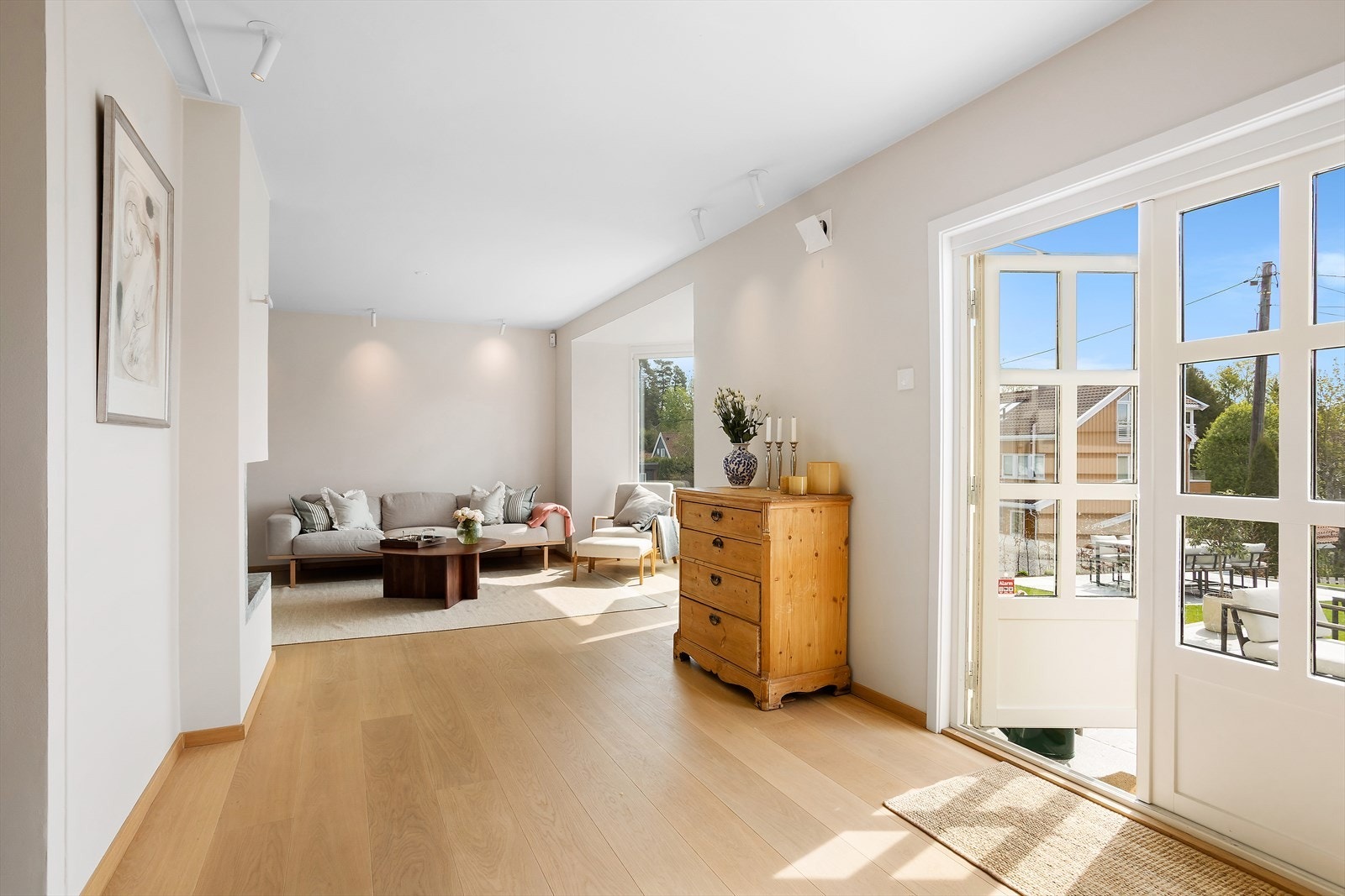 Rommet har rikelig med naturlig lys fra tre sider, og det er god plass til både sofagruppe med tilhørende møblement og en stor spisegruppe. Galleribilde