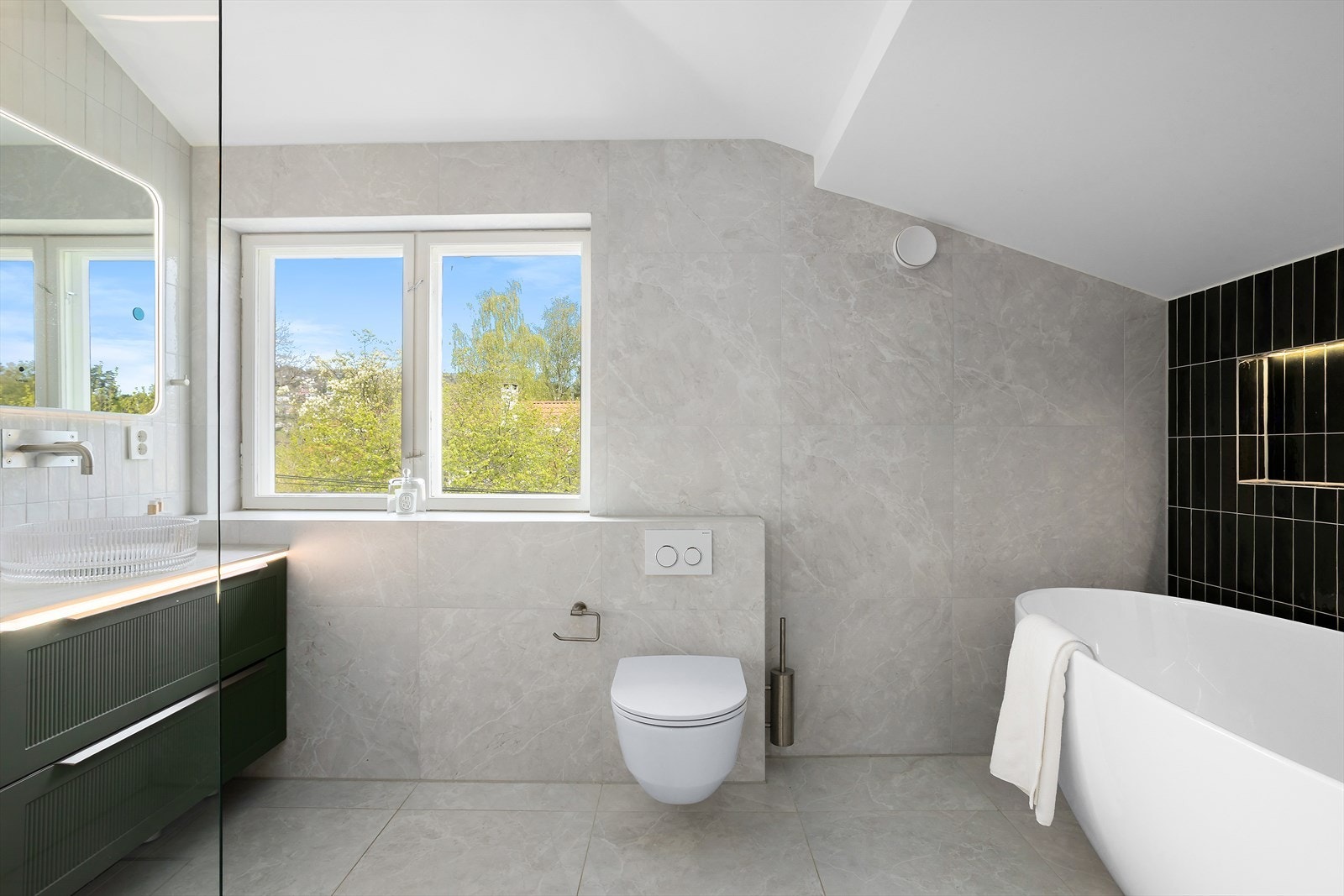 Romslig og stilrent baderom pusset opp i 2024 av Norsk Rørservice. Galleribilde