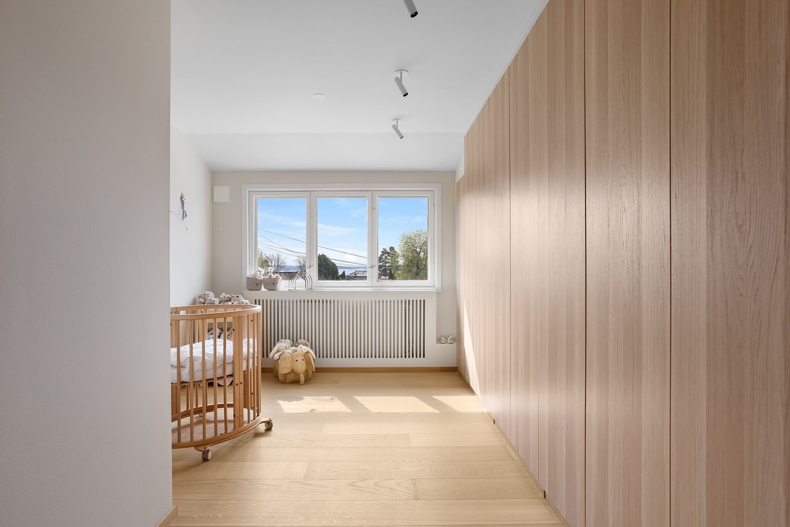 Boligen har tre soverom, alle med 1-stavs parkett på gulv og lyse overflater som gir et moderne og helhetlig uttrykk. Galleribilde