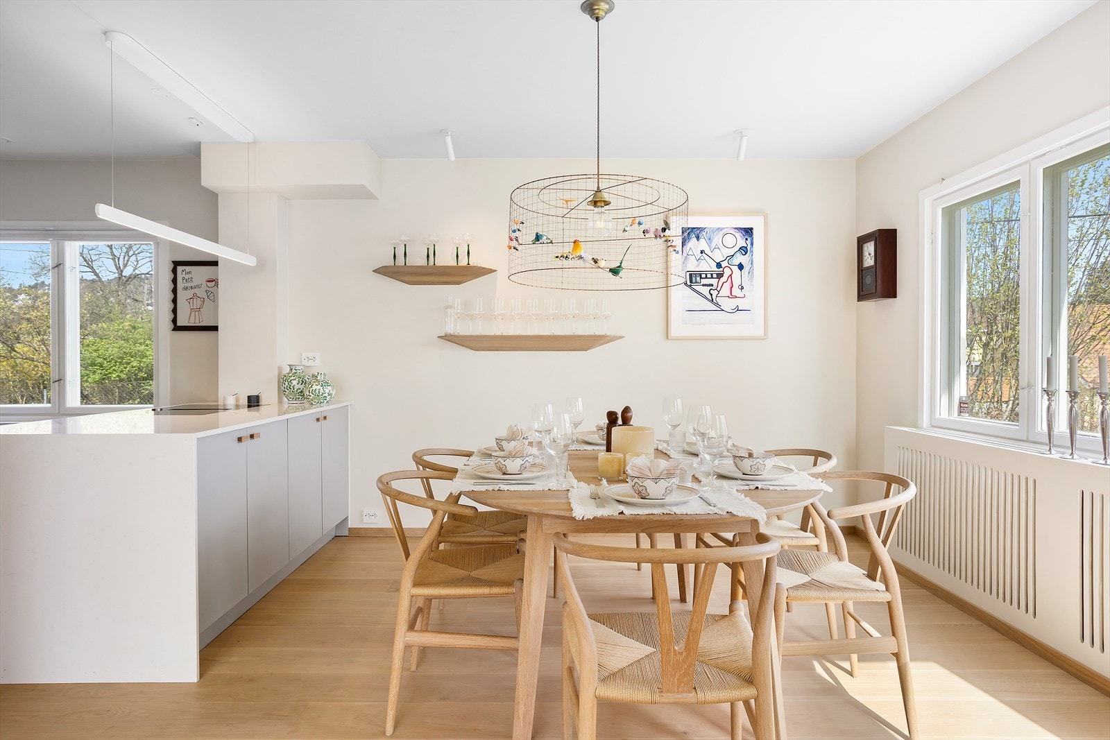 Rommet har rikelig med naturlig lys fra tre sider, og det er god plass til både sofagruppe med tilhørende møblement og en stor spisegruppe. Galleribilde