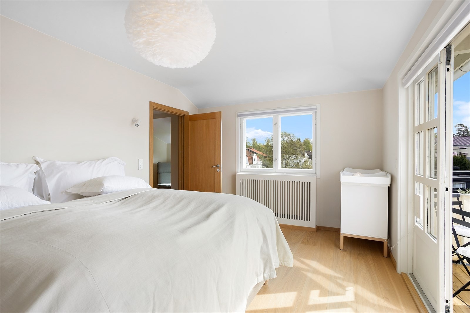 Herfra er det utgang via tofløyet balkongdør til en sørvendt balkong på ca. 3 kvm - perfekt for en stille morgenkaffe. Galleribilde