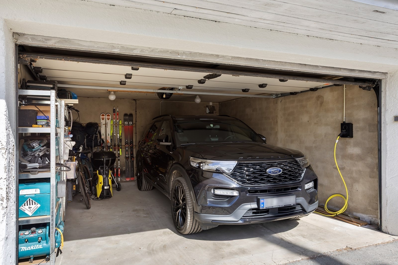 Tilhørende garasje med elbillader. Galleribilde