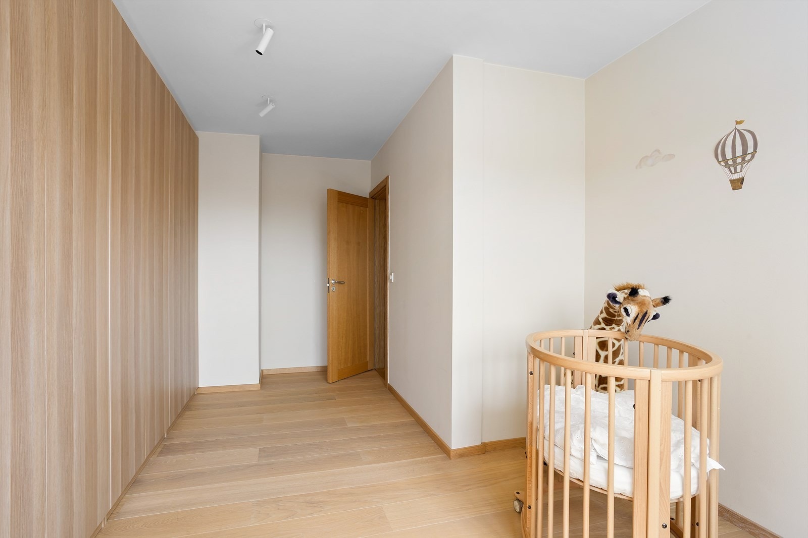 Soverom 2 og 3 har også en god størrelse og passer godt som barnerom, gjesterom eller kontor. Begge rommene har garderobeskap, og soverom 3 har i tillegg en kombinasjon av tapet og malte flater på veggene. Galleribilde