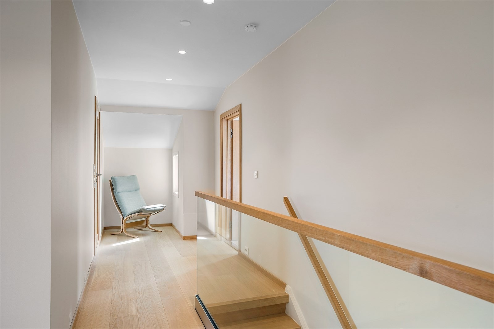 Hall med 1-stavs parkett på gulvet og pussete, malte overflater på vegger og i himling. Downlights gir god belysning, og i taket finnes luke med skyvestige til kaldloftet - praktisk for ekstra lagringsplass. Galleribilde