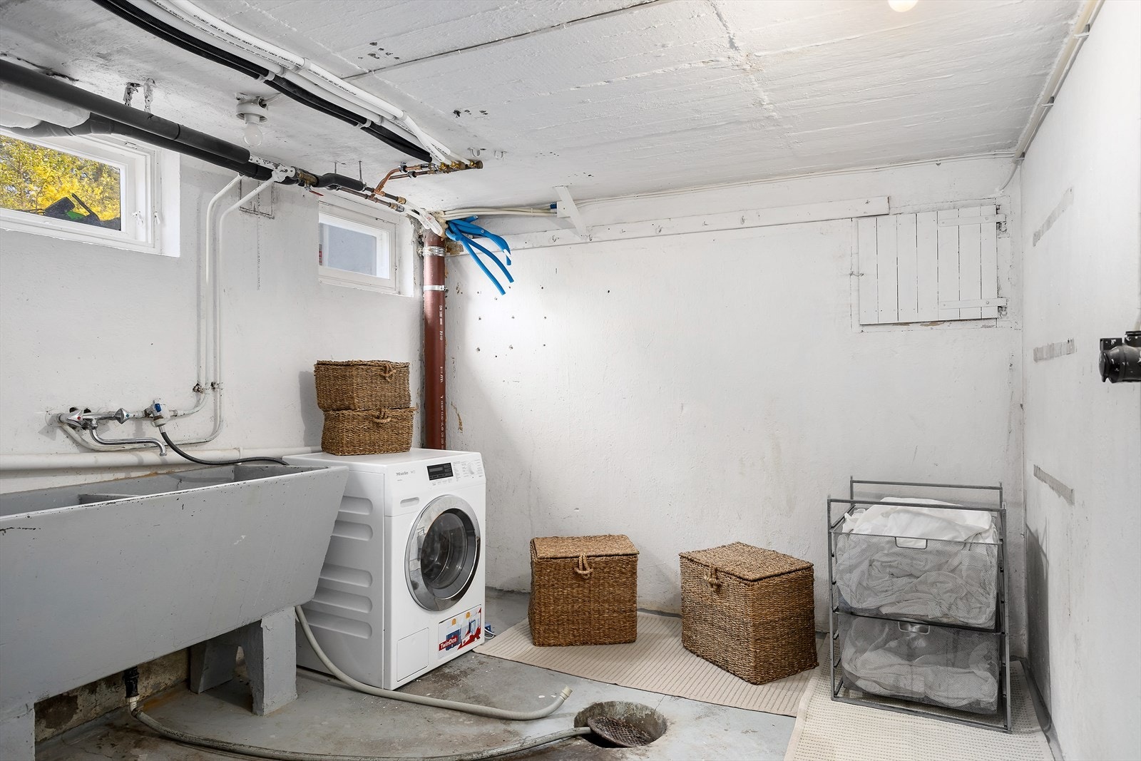 Praktisk vaskerom med opplegg for oppvaskmaskin. Mulig å grave ut
krypkjeller, se planskisse. Galleribilde