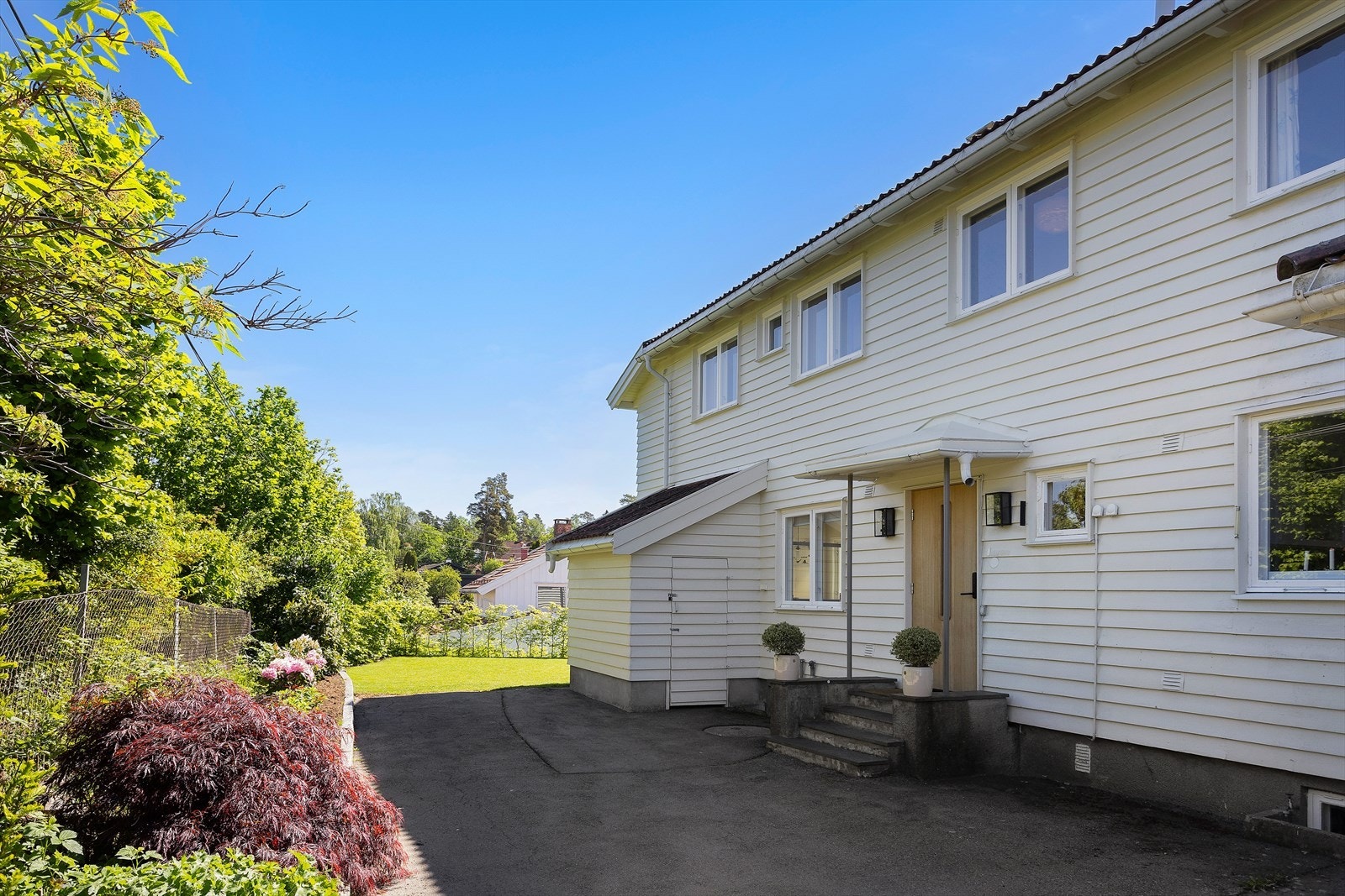 Pent opparbeidet inngangsparti og utvendig bod Galleribilde