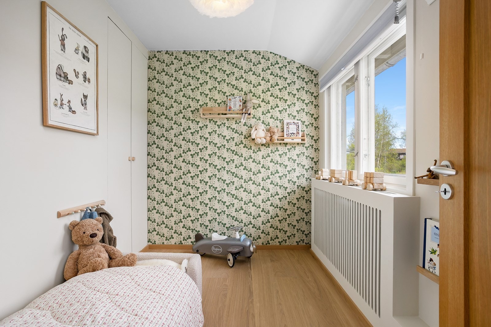 Soverom 2 og 3 har også en god størrelse og passer godt som barnerom, gjesterom eller kontor. Begge rommene har garderobeskap, og soverom 3 har i tillegg en kombinasjon av tapet og malte flater på veggene. Galleribilde