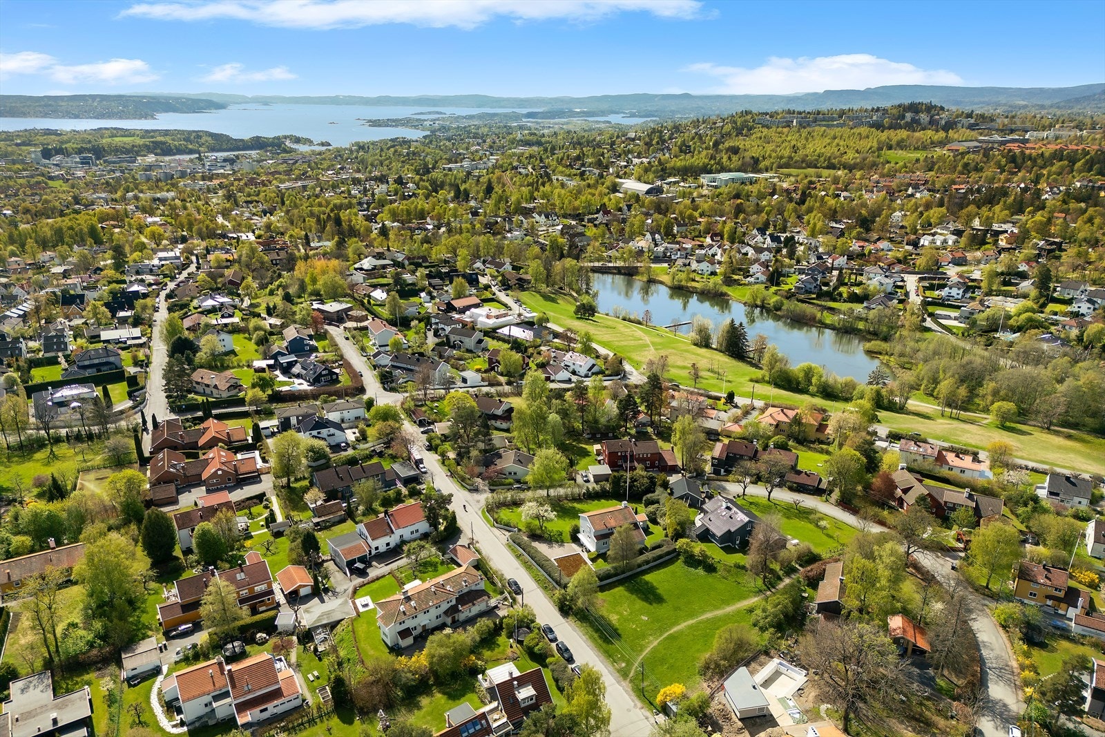 Herfra har du tilgang til milevis med tur- og skiløyper, sykkelstier, badevann og populære utfartssteder. Det er også kort vei til Holmenkollen nasjonalanlegg, Tryvann skisenter og klatrepark. Galleribilde