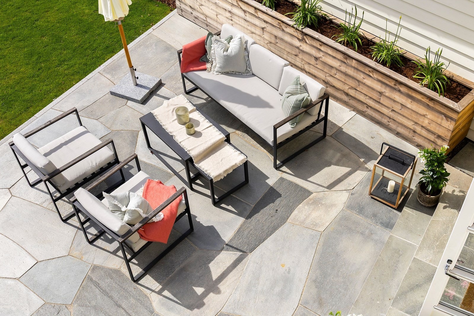 Sydvendt og solrik skiferplatting med god plass til utemøblement, grill, solstoler og lignende. Galleribilde