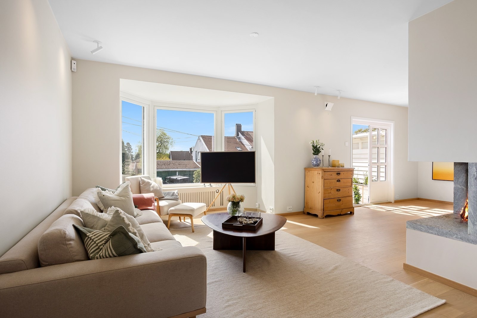 Gulvet er belagt med 1-stavs parkett, og veggene samt himlingen har en pusset og malt overflate. Galleribilde